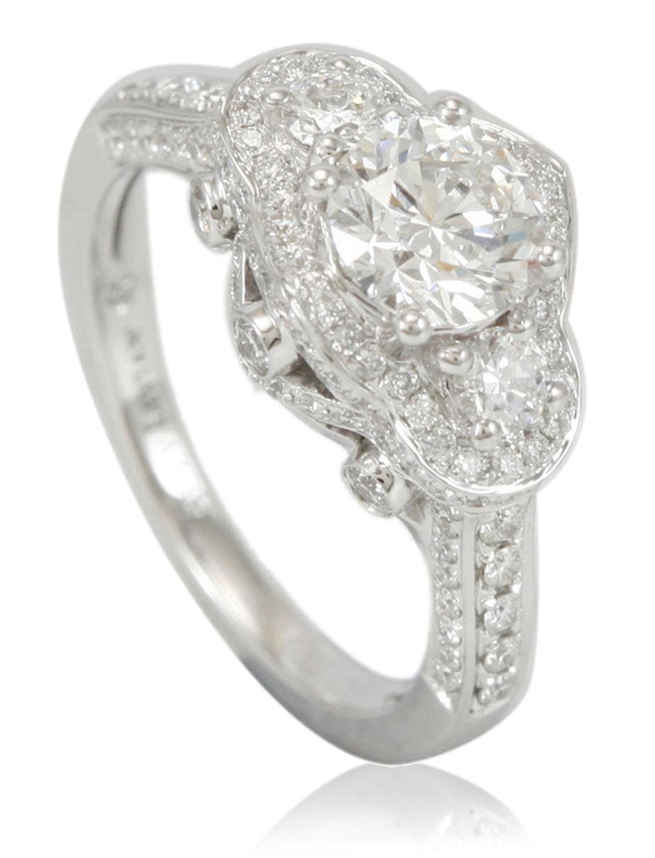 Dieser spektakuläre Ring aus der Suzy Levian Limited Edition-Kollektion verfügt über eine Fassung aus 14 Karat Weiß- und Gelbgold mit einem Diamanten im Rundschliff (1,03ct). Eine Reihe weißer Diamanten (1,01cttw) akzentuiert den Ring perfekt, denn