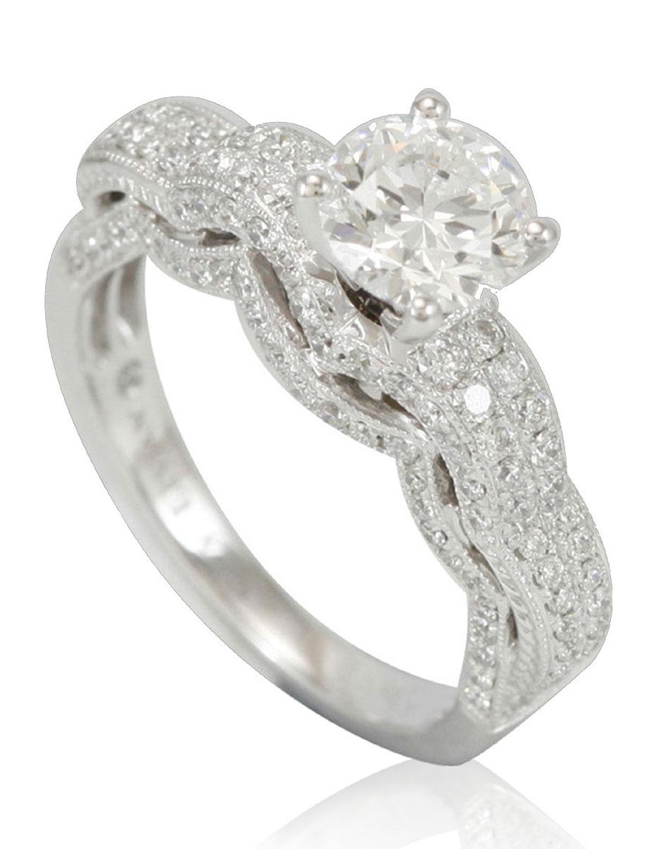 Dieser spektakuläre Ring aus der Suzy Levian Limited Edition-Kollektion verfügt über eine 18-karätige Weißgold-Fassung mit einem runden, diamantenen Mittelstein (1,18ct). Eine Reihe weißer Diamanten (.85cttw) akzentuiert den Ring perfekt, da die