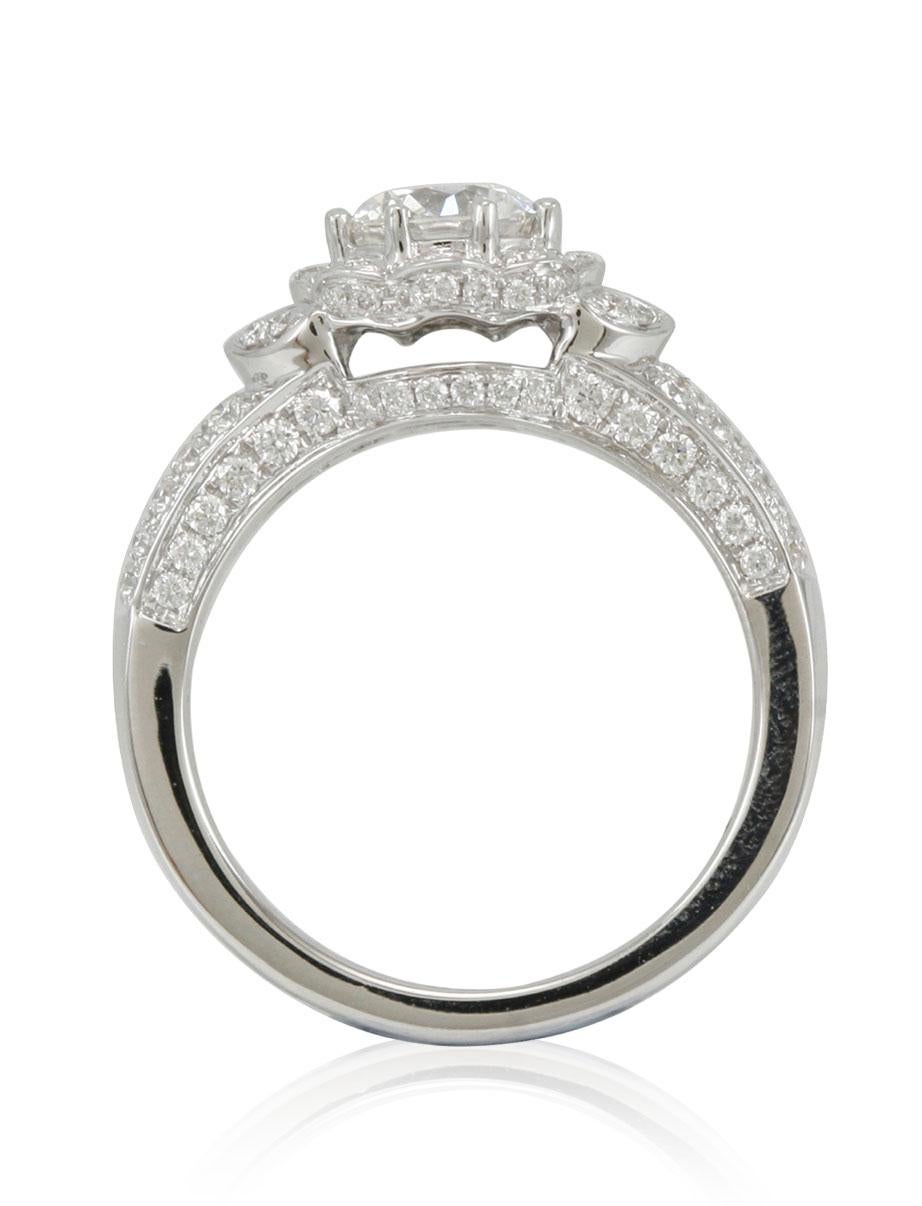Contemporain Suzy Levian Bague de fiançailles en or blanc 18 carats avec halo de diamants blancs ronds en vente