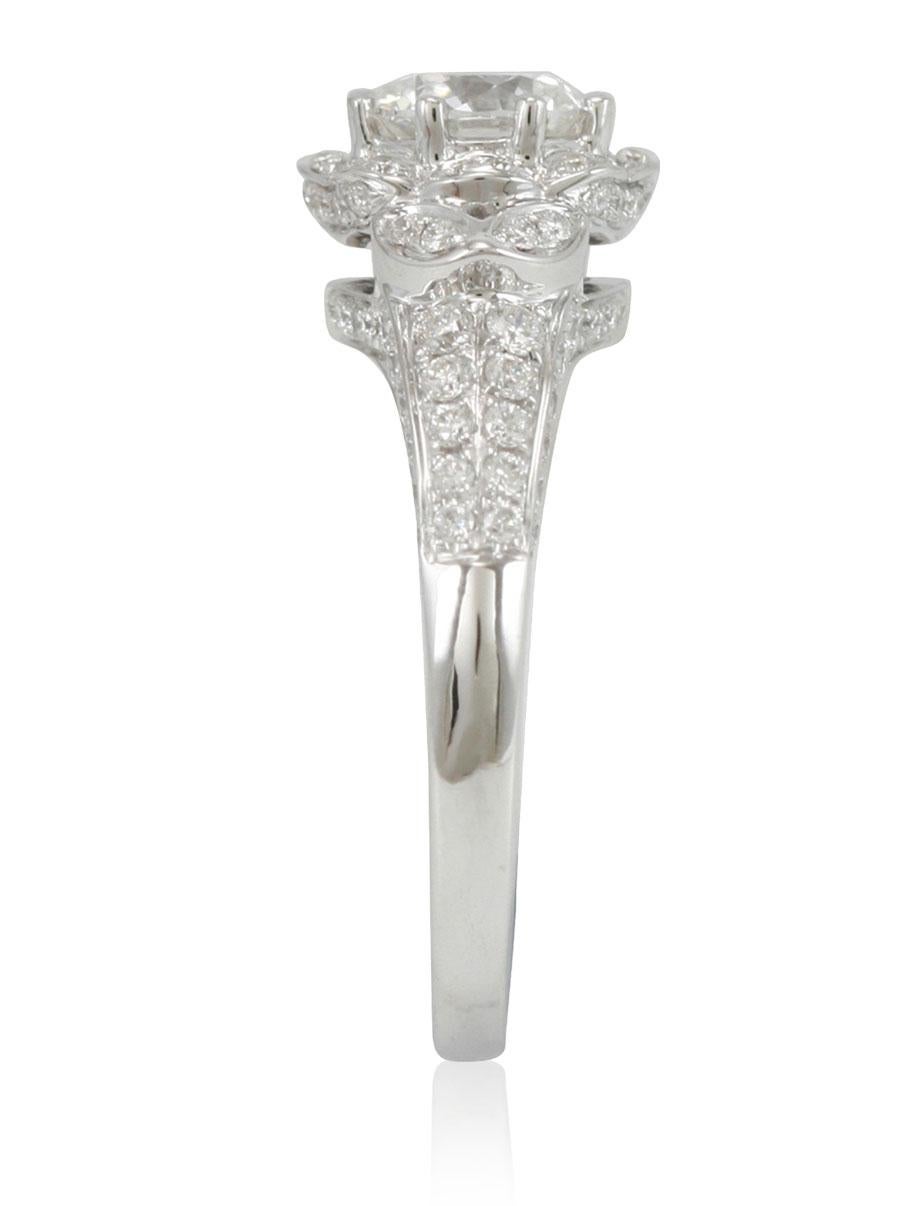 Taille ronde Suzy Levian Bague de fiançailles en or blanc 18 carats avec halo de diamants blancs ronds en vente