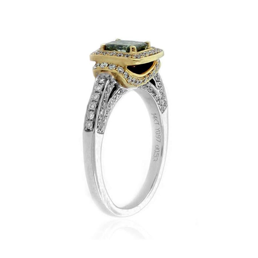 Cette magnifique bague unique de la collection Suzy Levian Limited Edition présente une magnifique pierre centrale en diamant vert de fantaisie (1 ct) de taille princesse avec un ensemble de diamants blancs (G-H ; SI1-2) (.52cttw), sertis dans une