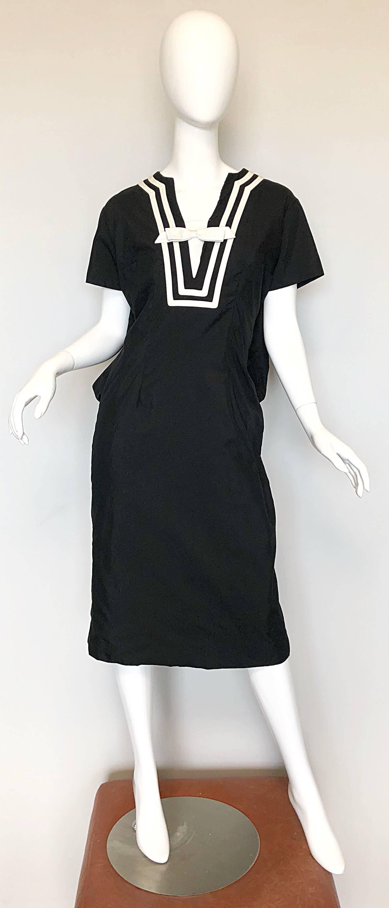 Chic 1950s SUZY PERETTE black and white lightweight soft cotton nautical dress! Features a bow above center bust. Gathers in the back create a flattering and forgiving silhouette. Full metal zipper up the side with hook-and-eye closure. Very well