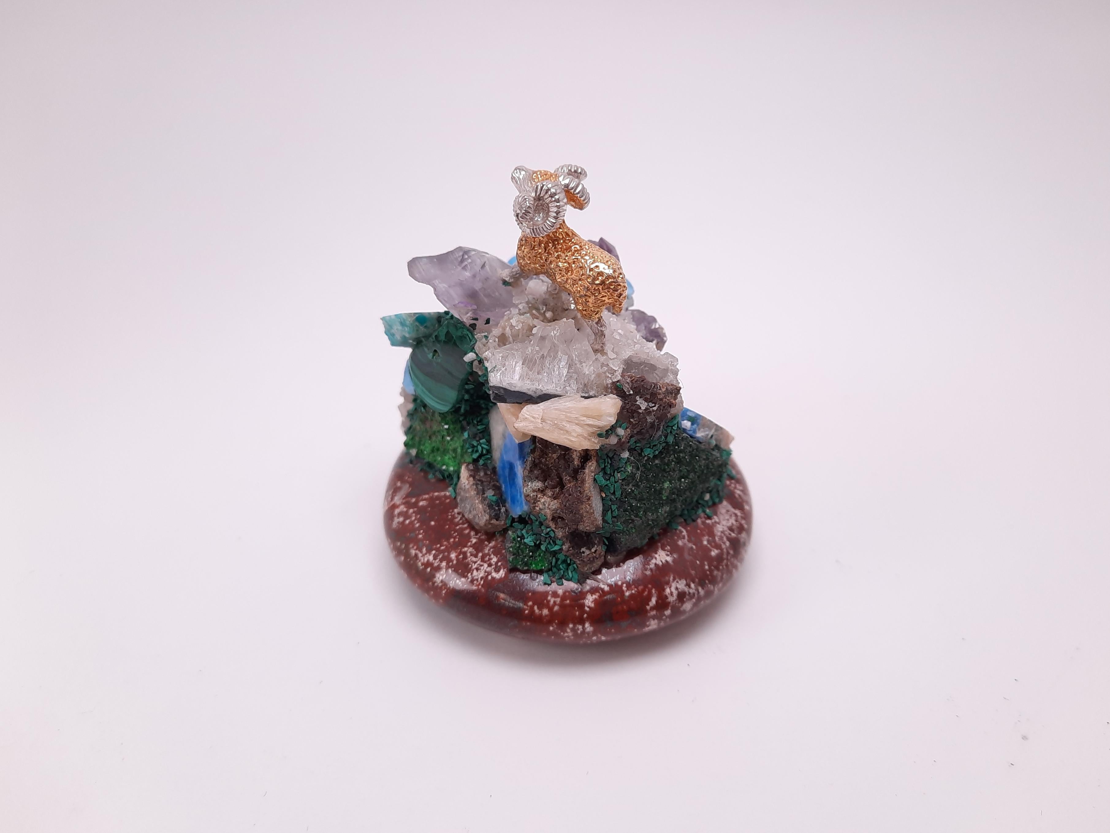 Contemporain Miniature en toile plaquée or SV 925 sur une montagne de pierres précieuses en vente