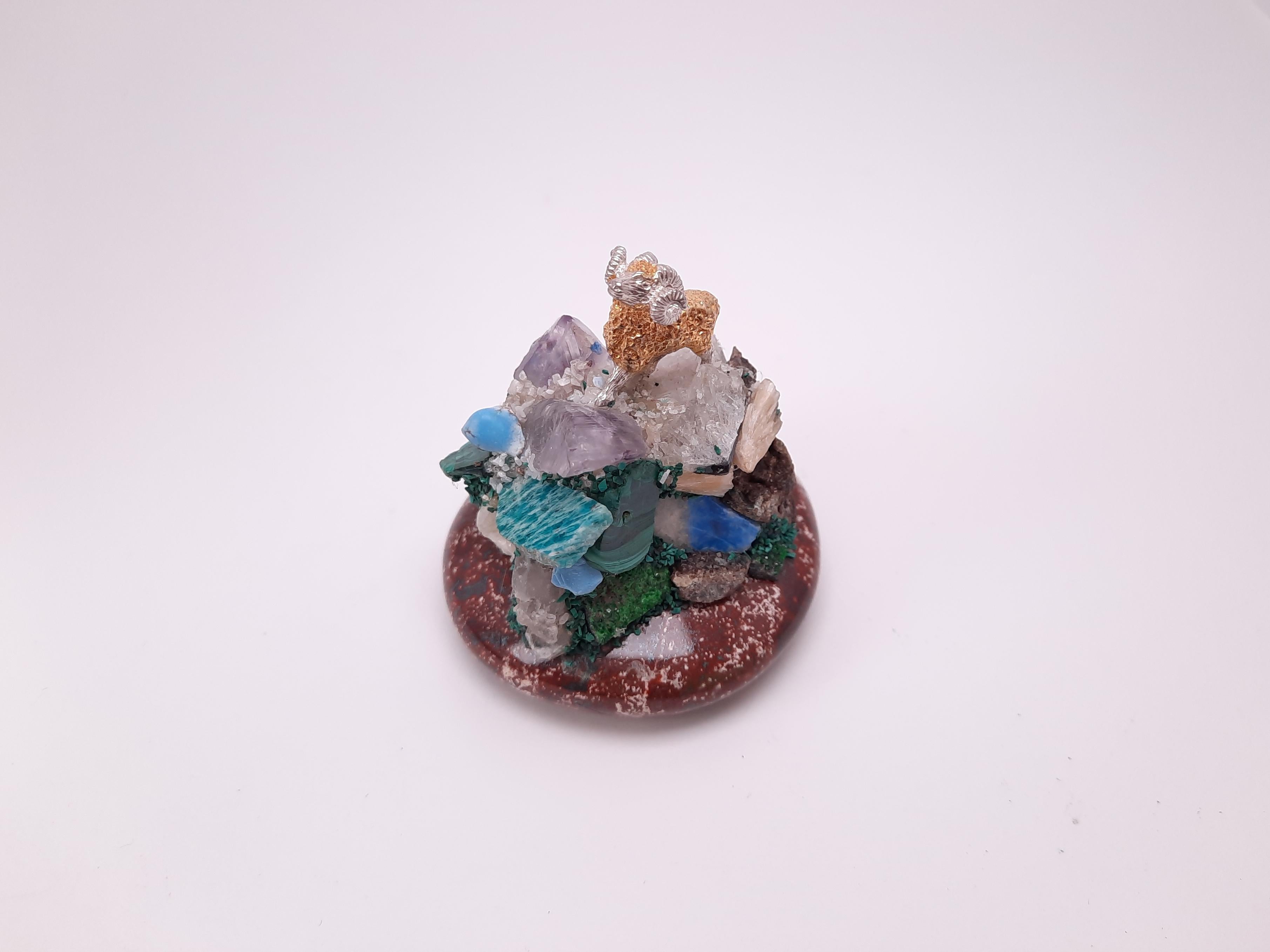Taille grossière Miniature en toile plaquée or SV 925 sur une montagne de pierres précieuses en vente