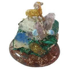 SV Miniatura de vellón chapado en oro 925 sobre una montaña de gemas
