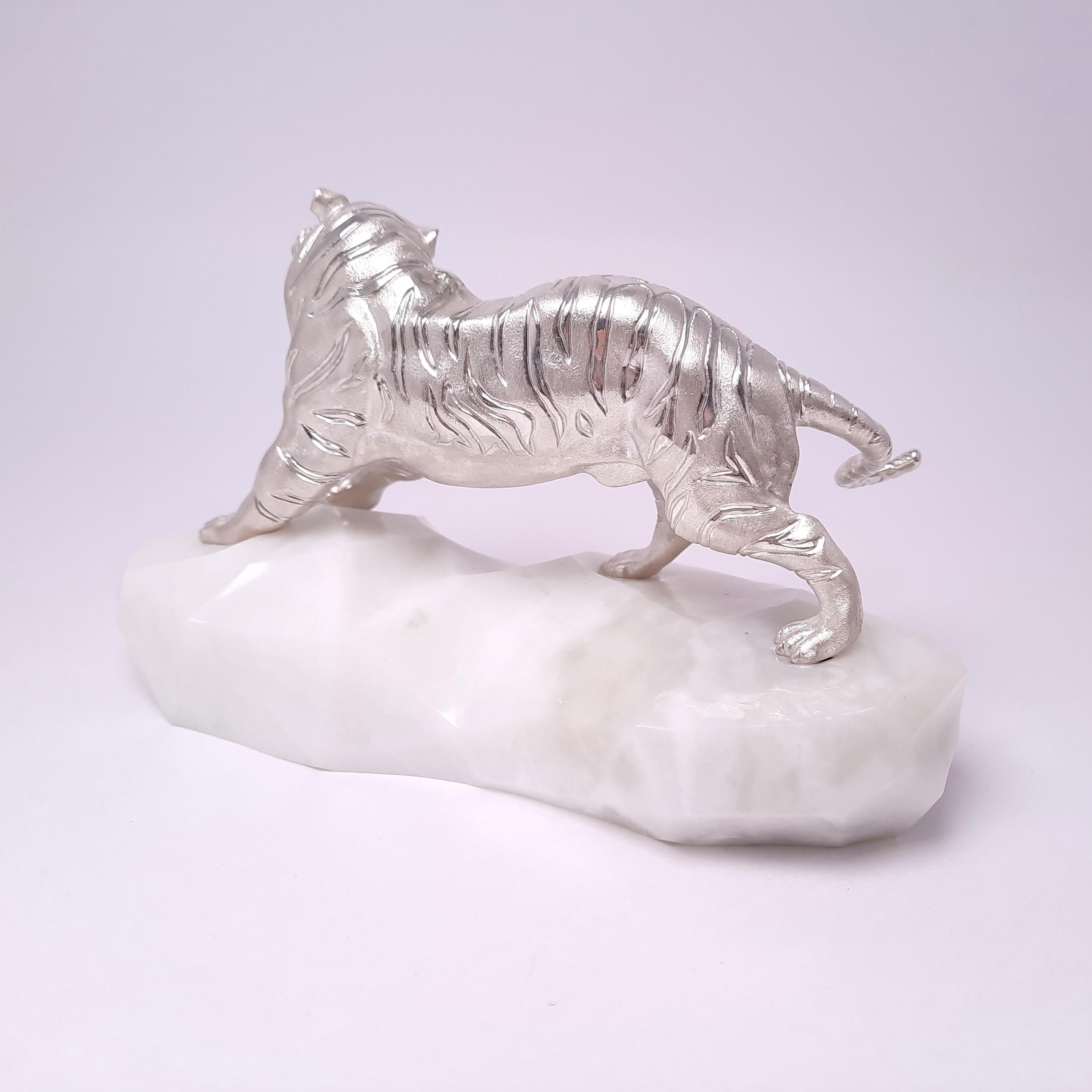 SV925 Tiger-Miniatur mit seltenem weißem Nephrit und Diamanten-Augen (Rundschliff) im Angebot