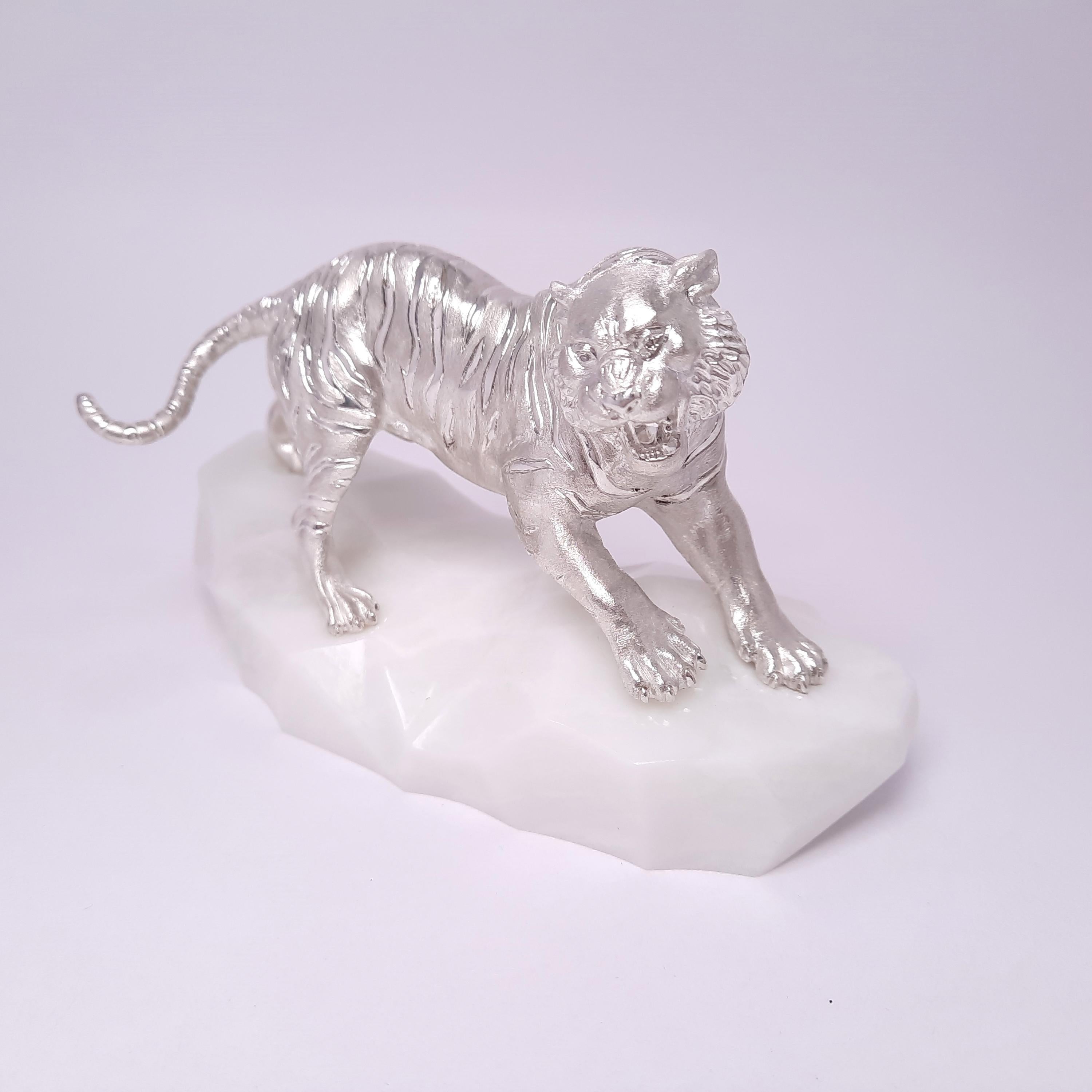 SV925 Tiger-Miniatur mit seltenem weißem Nephrit und Diamanten-Augen im Zustand „Neu“ im Angebot in Hong Kong, HK