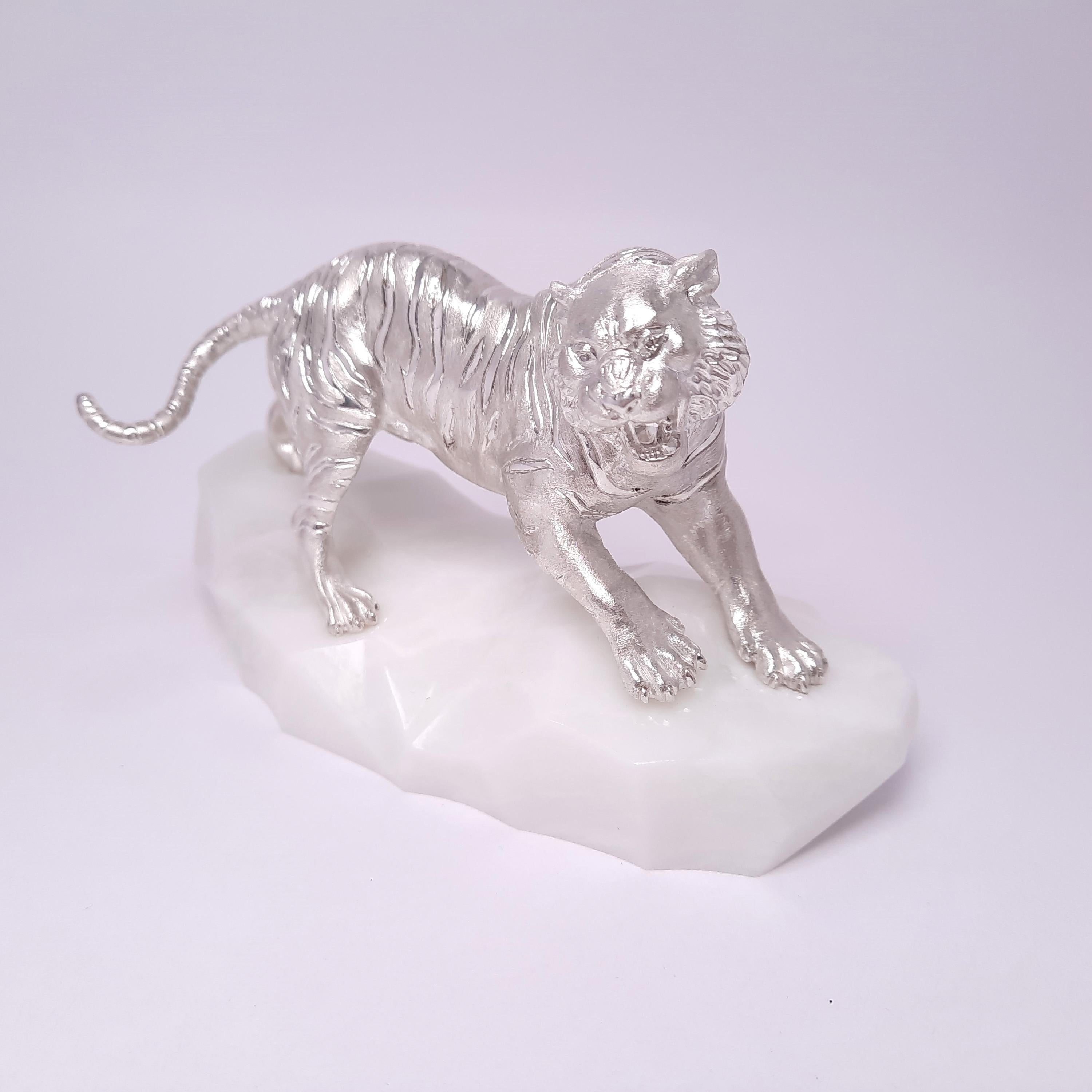 SV925 Tigre Miniatura con Rara Nefrita Blanca y Ojos de Diamante en Nuevo estado para la venta en Hong Kong, HK
