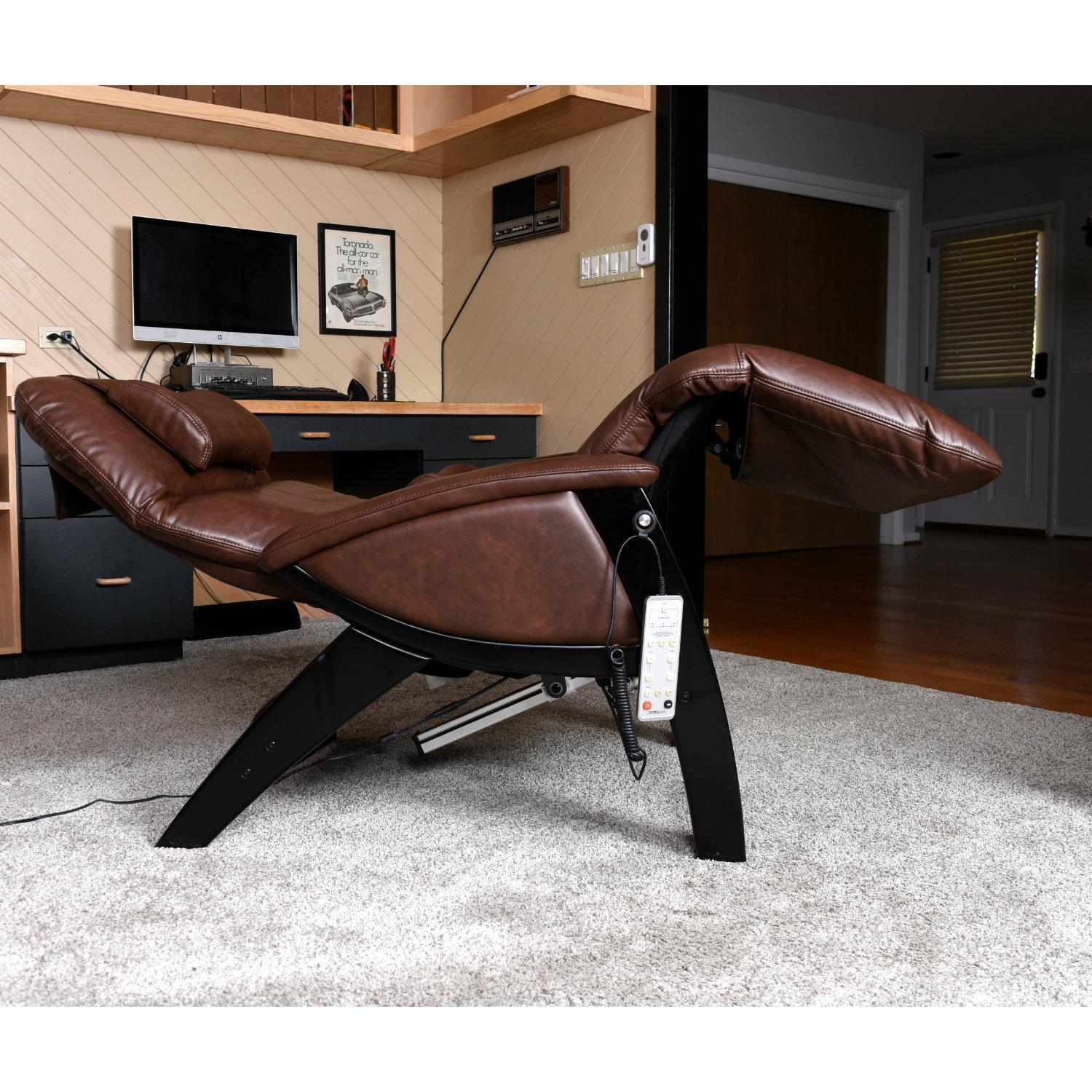 Una presencia imponente y una elegancia tecnol�ógica se combinan en el Sillón reclinable de gravedad cero Svago ZGR Plus Modelo SV-395, un sillón diseñado para ofrecer no sólo comodidad, sino un lujo reparador. En posición vertical, la pieza mide