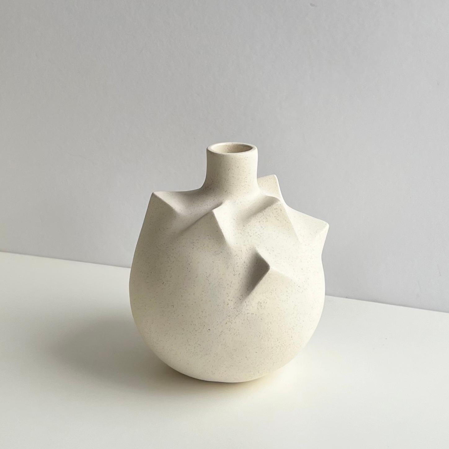 Vascello scultoreo Svalbard di Karin Amdal
Unico nel suo genere.
Dimensioni: D 12,5 x L 12,5 x H 14,5 cm.
Materiali: Ceramica/argilla di gres.

I pezzi sono fatti a mano, unici nel loro genere, e le dimensioni possono variare leggermente. Può essere