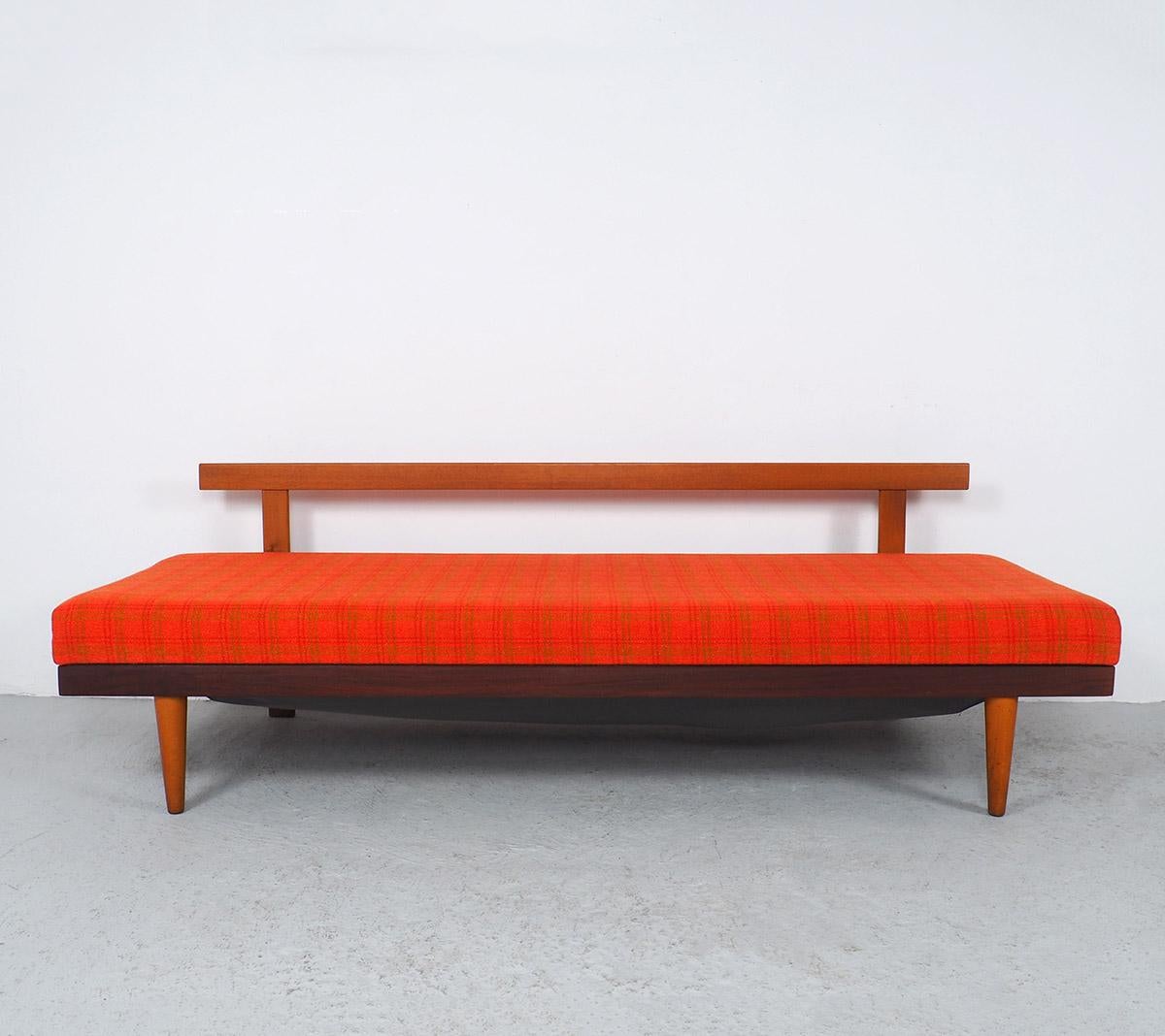 Norwegian Svane Daybed in Orange Fabric by Ingmar Relling for Ekornes, 1960s