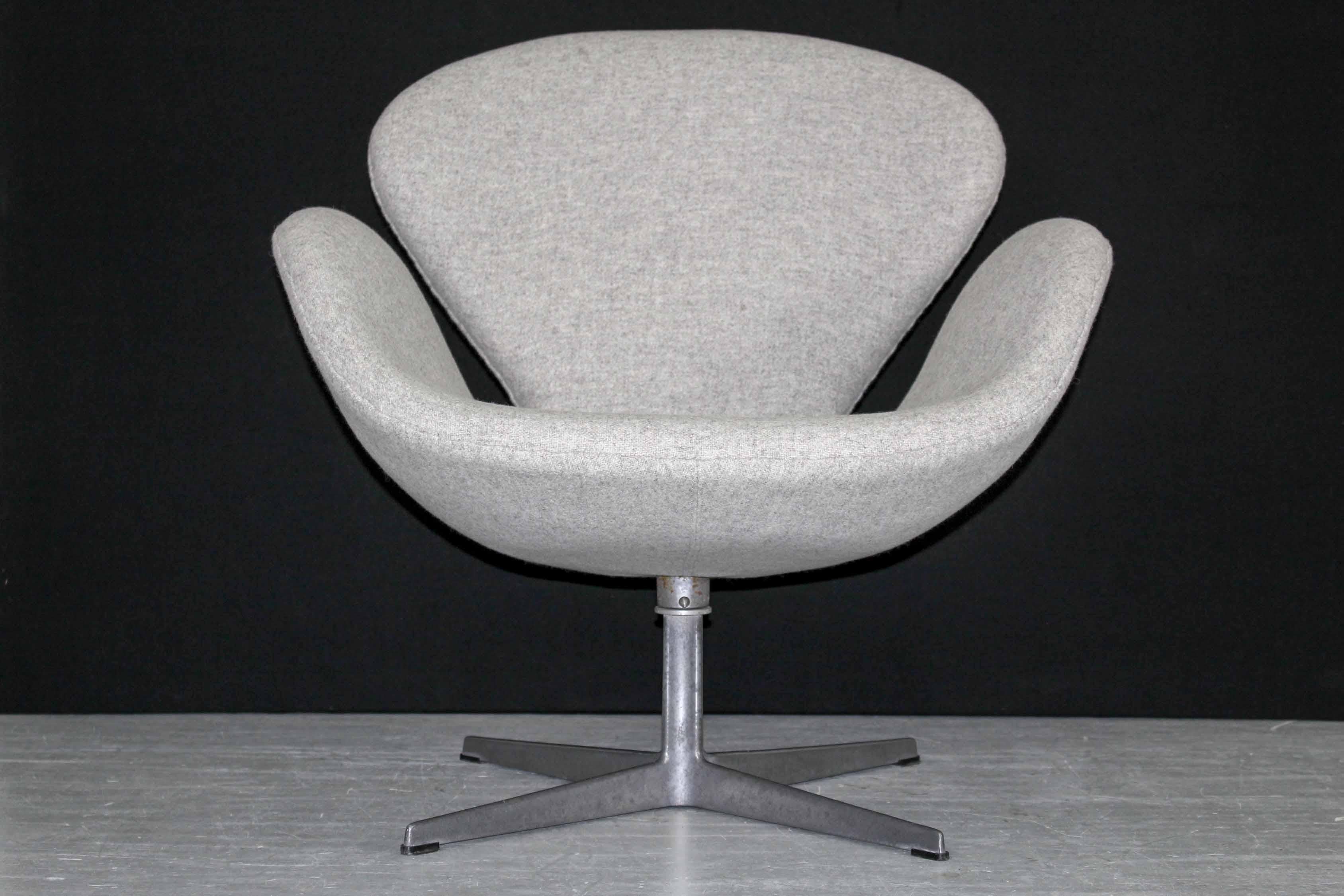 Svanen- oder Schwanenstuhl von Arne Jacobsen für Fritz Hansen, 1960er-Jahre im Angebot 8