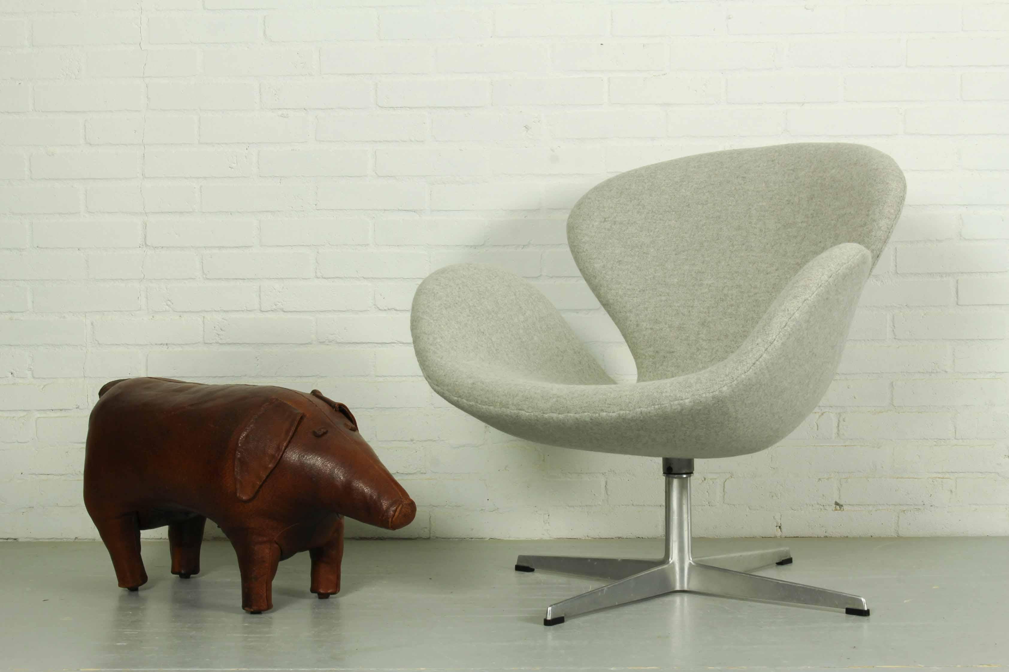 Svanen or Swan Chair by Arne Jacobsen for Fritz Hansen, 1960s For Sale 4