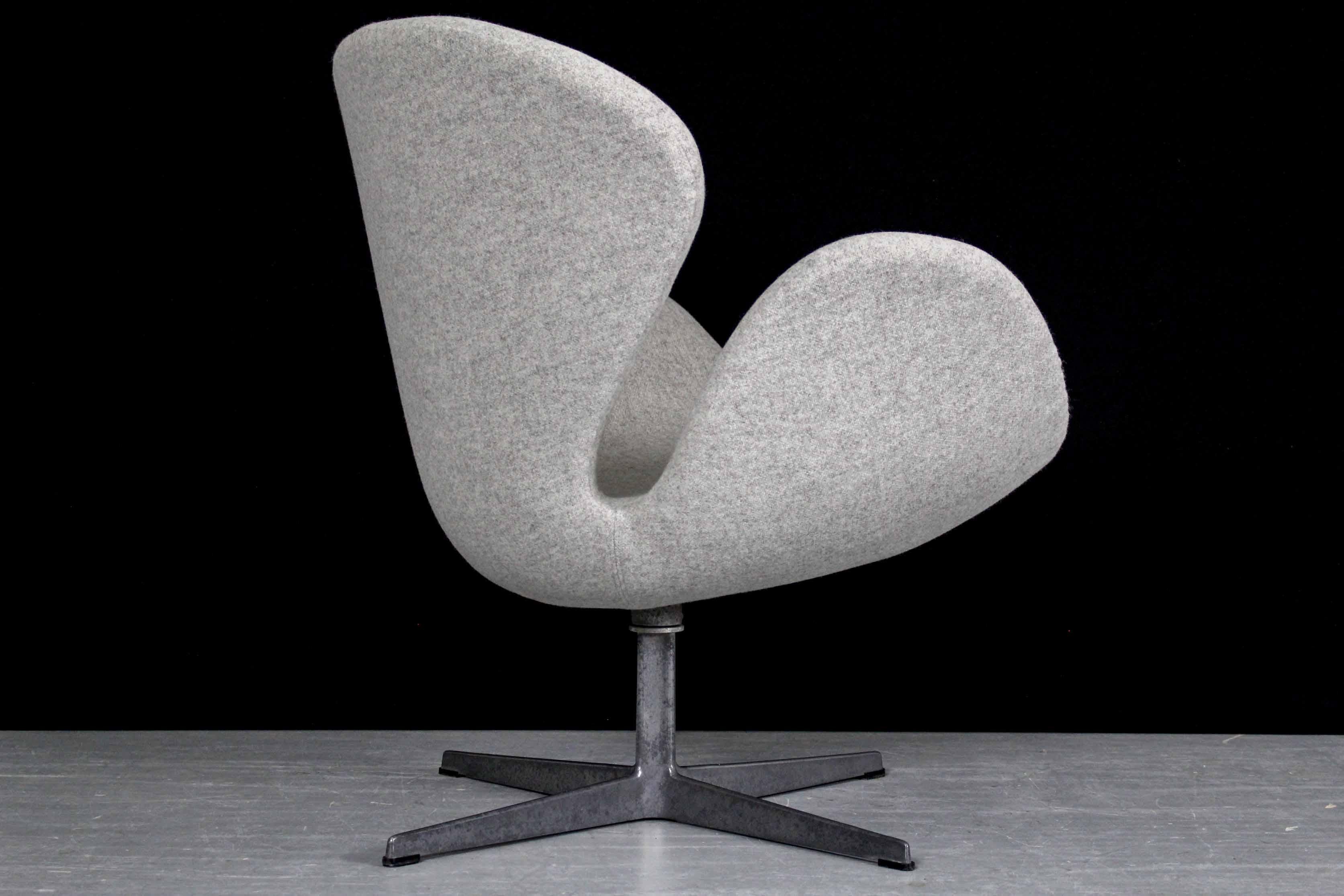 Svanen or Swan Chair by Arne Jacobsen for Fritz Hansen, 1960s For Sale 8