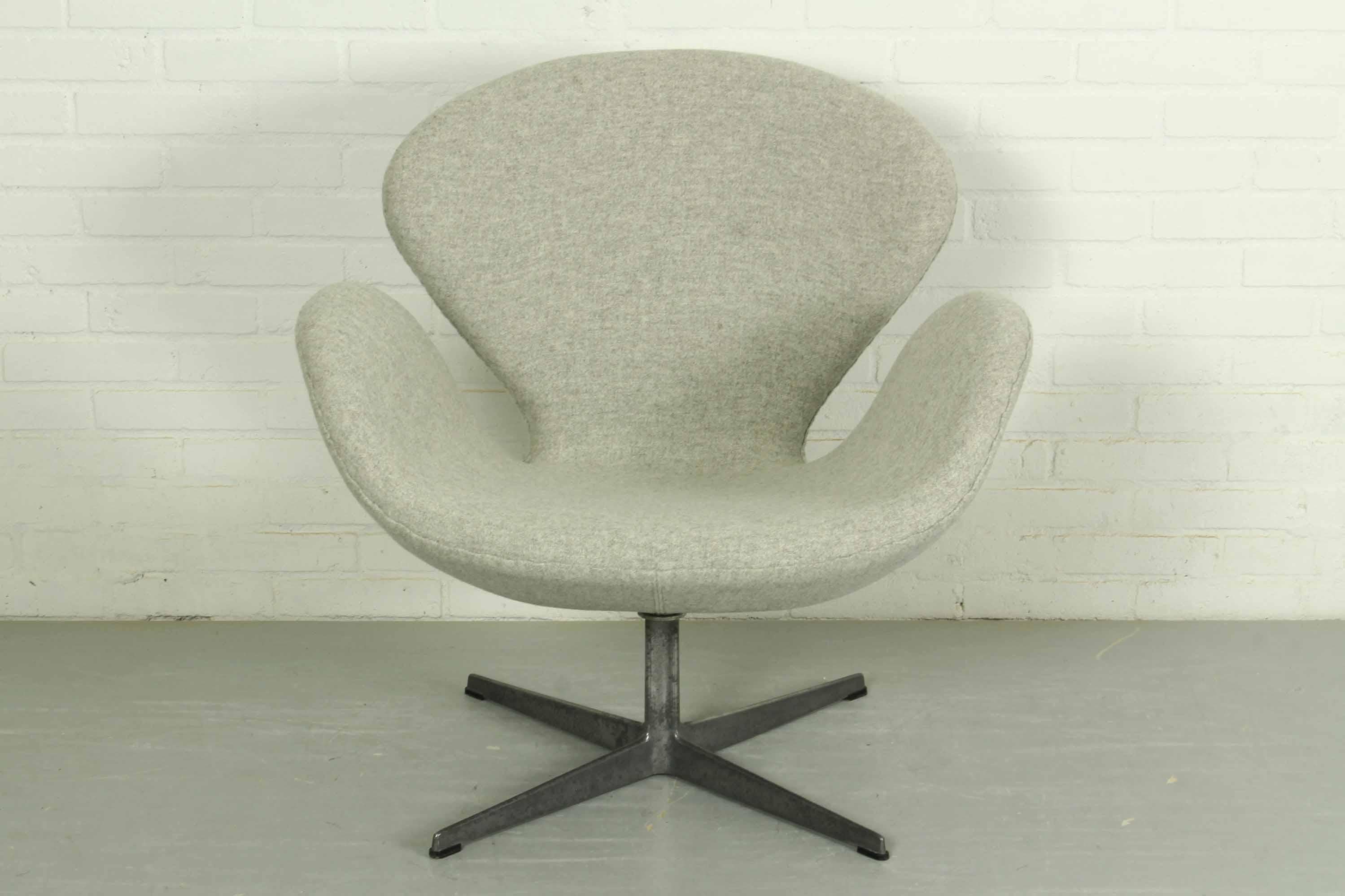 1960s Swan chair designed by Arne Jacobsen for Fritz Hansen. With brushed aluminum swiveling four-star base. Nicely upholstered in Kvadrat Tonus Meadow (90% wool, 100000 Martindale abrasion). Imprint in base.