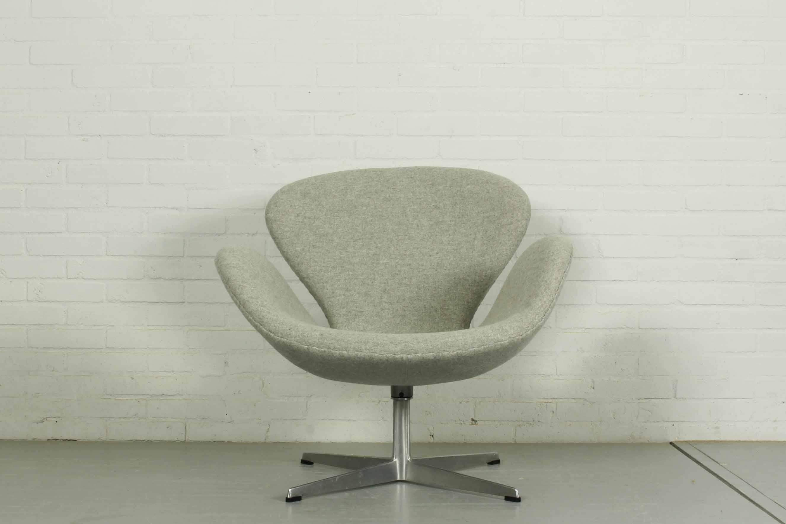 1960s Swan chair designed by Arne Jacobsen for Fritz Hansen. With brushed aluminum swiveling four-star base. Nicely upholstered in Kvadrat Tonus Meadow (90% wool, 100000 Martindale abrasion). Imprint in base. Denmark, 1960s.
 