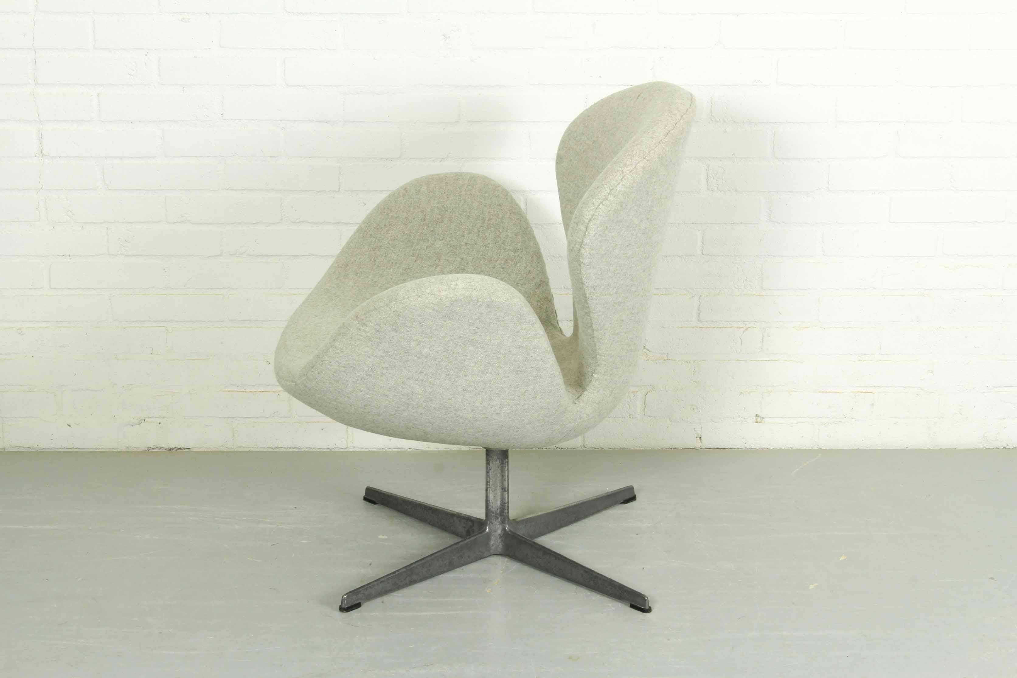 Svanen- oder Schwanenstuhl von Arne Jacobsen für Fritz Hansen, 1960er-Jahre im Zustand „Gut“ im Angebot in Appeltern, Gelderland