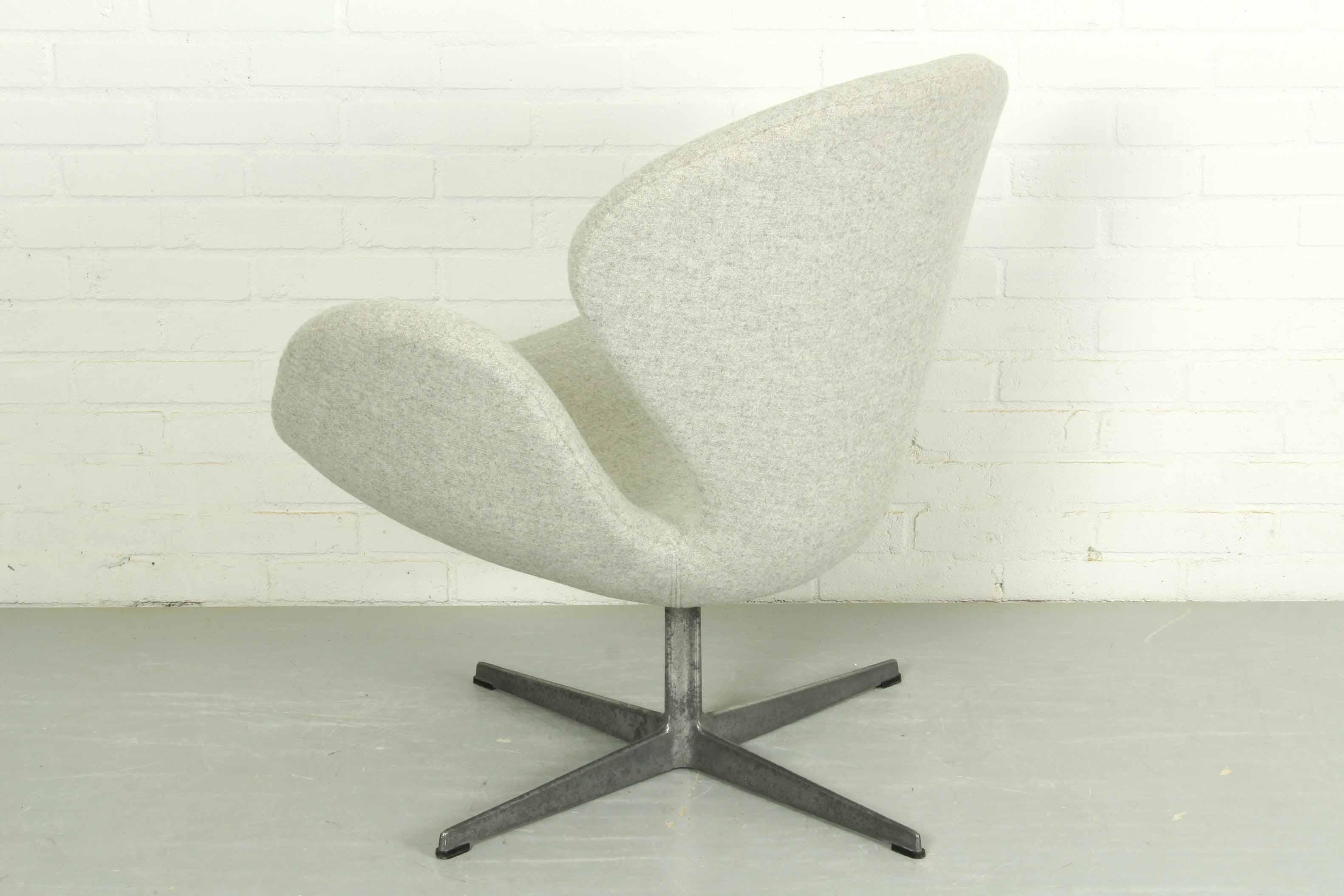 Danish Svanen or Swan Chair by Arne Jacobsen for Fritz Hansen, 1960s For Sale