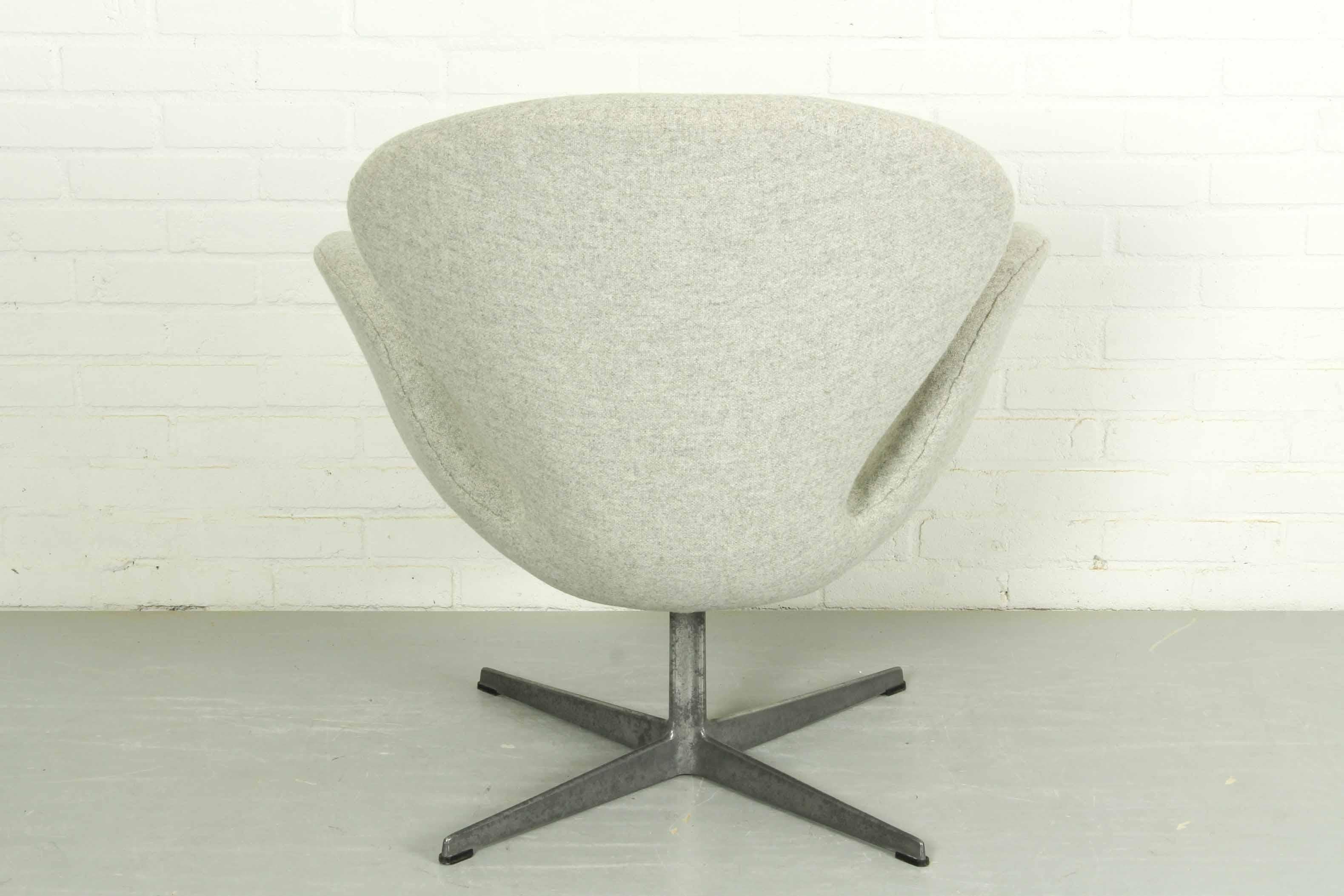 Svanen or Swan Chair by Arne Jacobsen for Fritz Hansen, 1960s In Good Condition For Sale In Appeltern, Gelderland