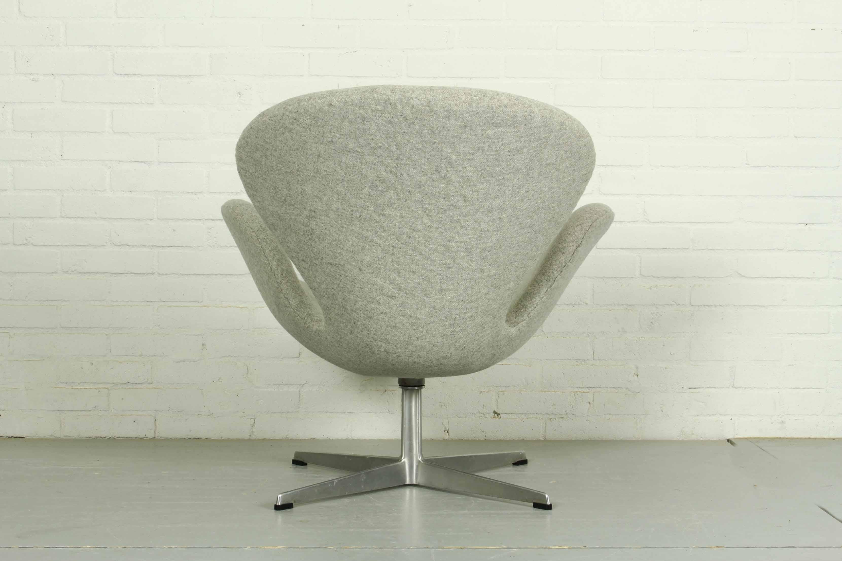 Mid-Century Modern Svanen or Swan Chair by Arne Jacobsen for Fritz Hansen, 1960s For Sale