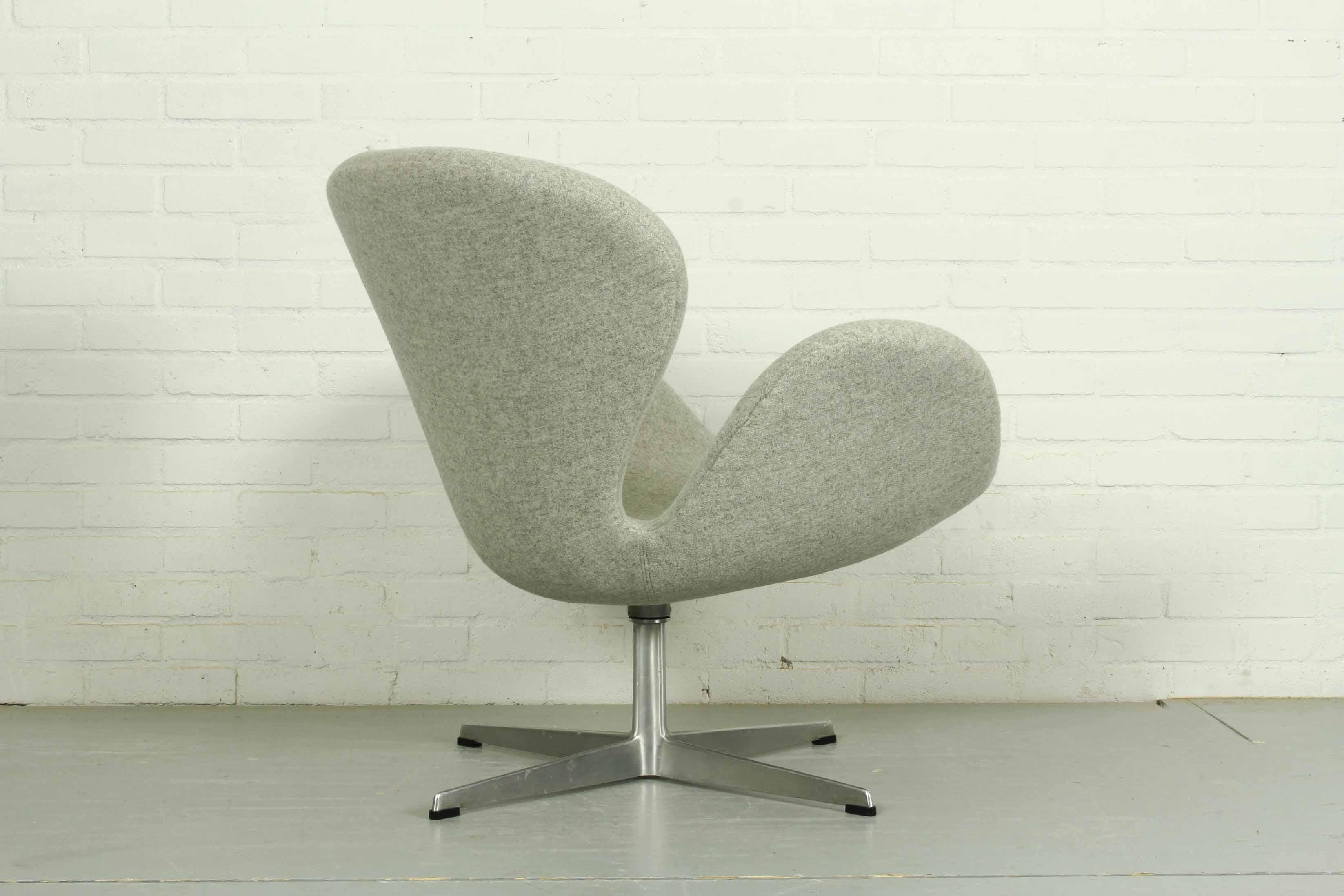 Dutch Svanen or Swan Chair by Arne Jacobsen for Fritz Hansen, 1960s For Sale