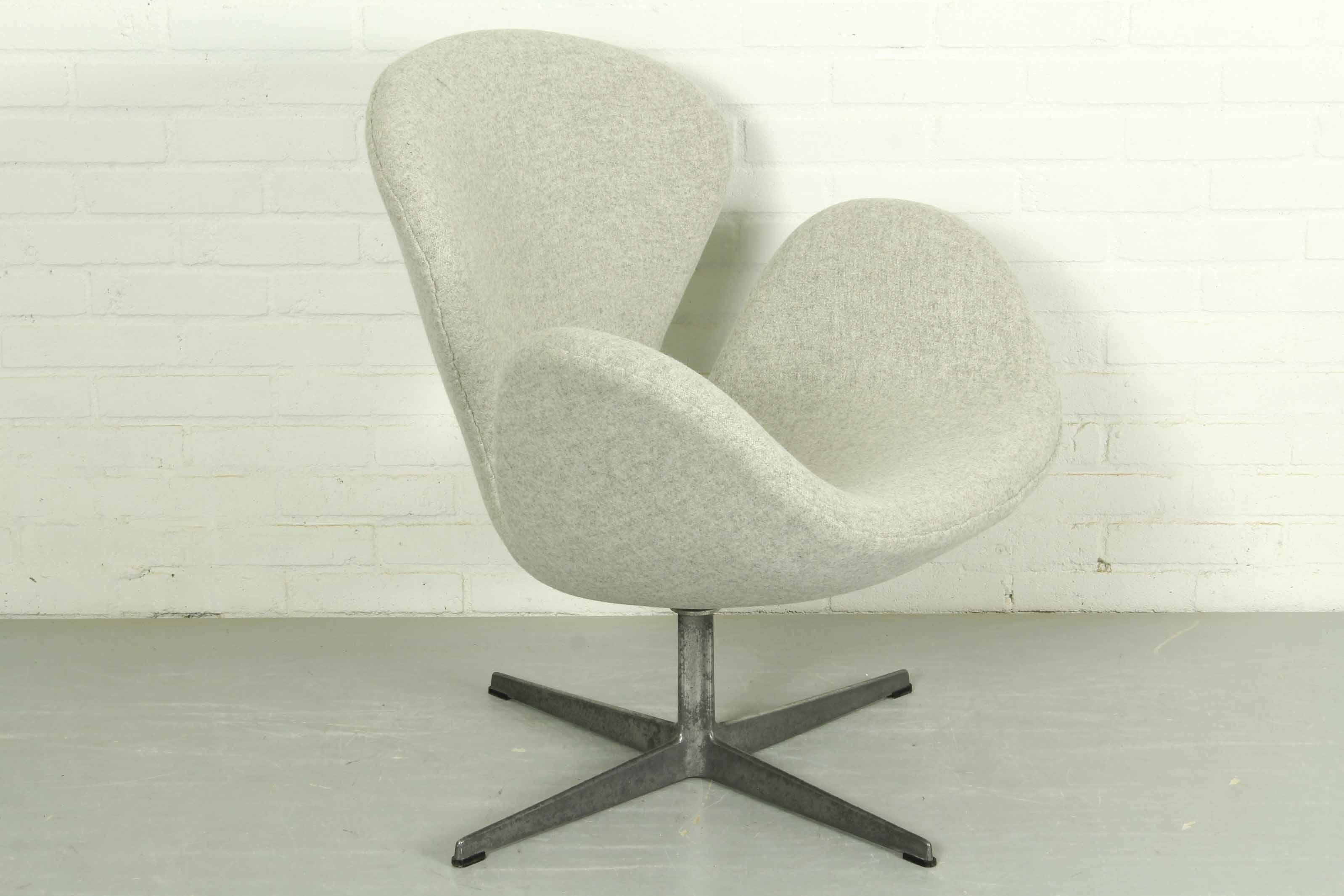 Aluminum Svanen or Swan Chair by Arne Jacobsen for Fritz Hansen, 1960s For Sale