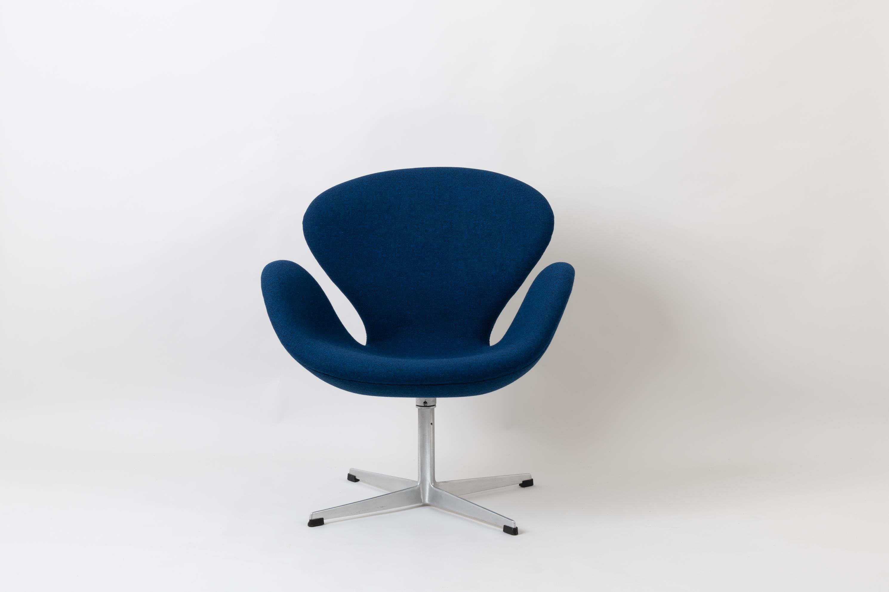 Armchair Svanen by Arne Jacobsen for Fritz Hansen in Denmark. Designed during the 1958 and later introduced on SAS Royal Hotel in Copenhagen the year 1960. SAS Royal Hotel was the world’s first designer hotel and a place where many Danish designers