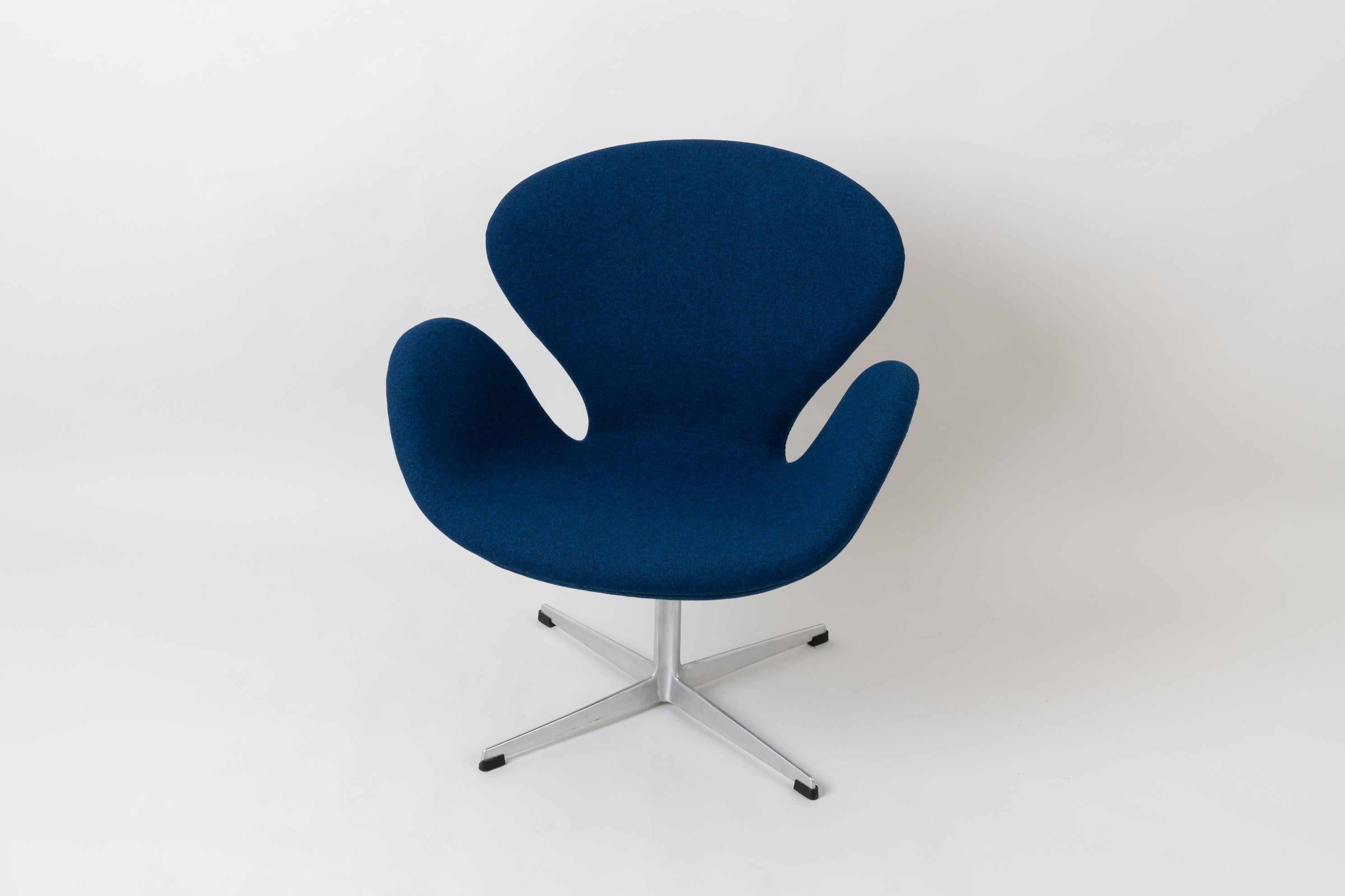 Scandinavian Modern Svanen or Swan Chair by Arne Jacobsen for Fritz Hansen For Sale