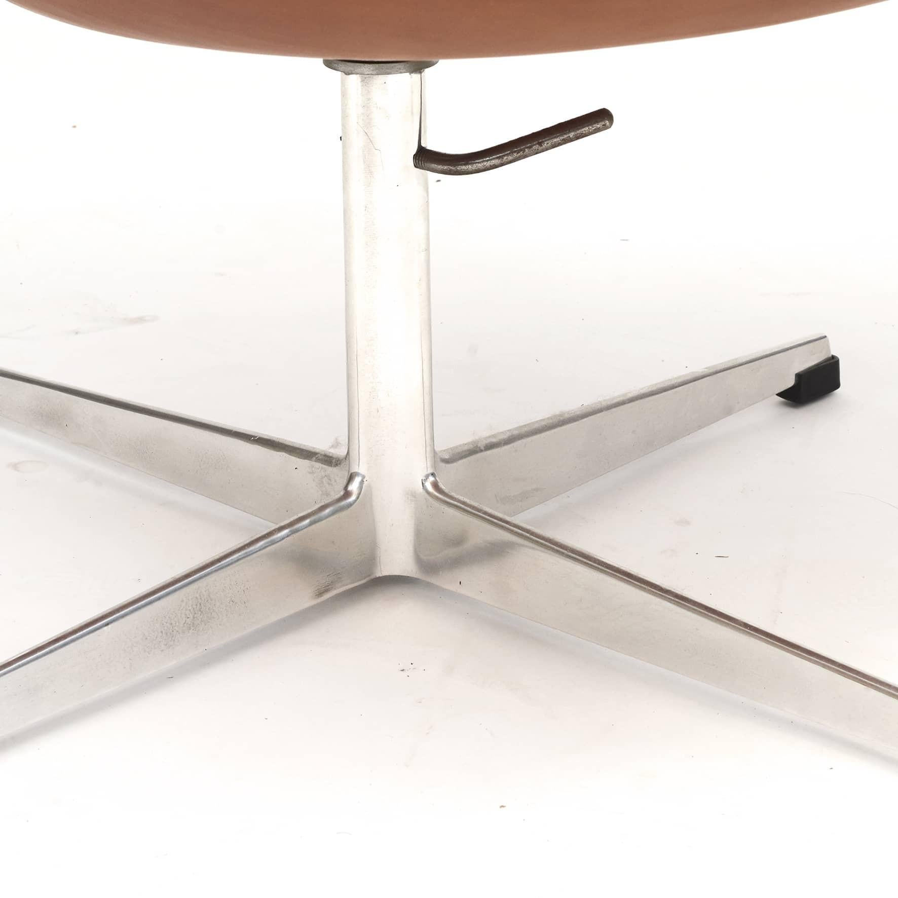 Svanen or Swan Chair by Arne Jacobsen 3