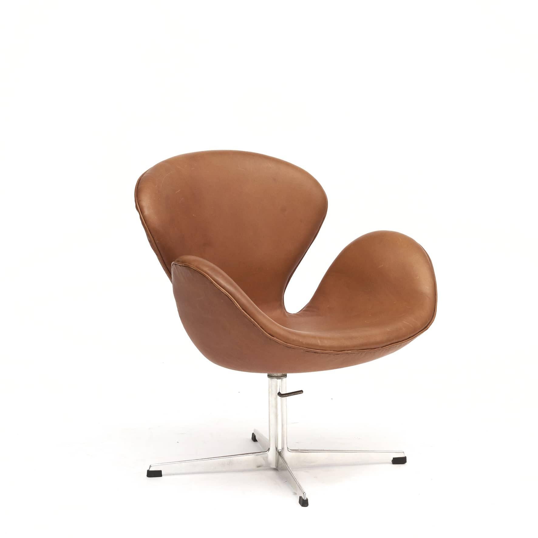Arne Jacobsen.
Svanen (Swan) AJ 3220, aluminum frame with adjustable height.
Original leather in 