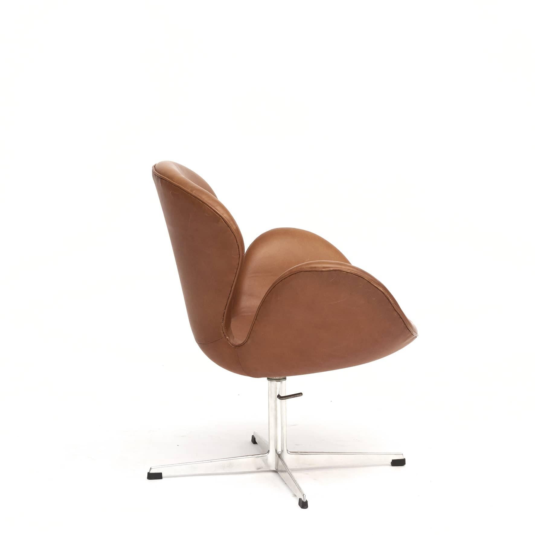 Scandinavian Modern Svanen or Swan Chair by Arne Jacobsen