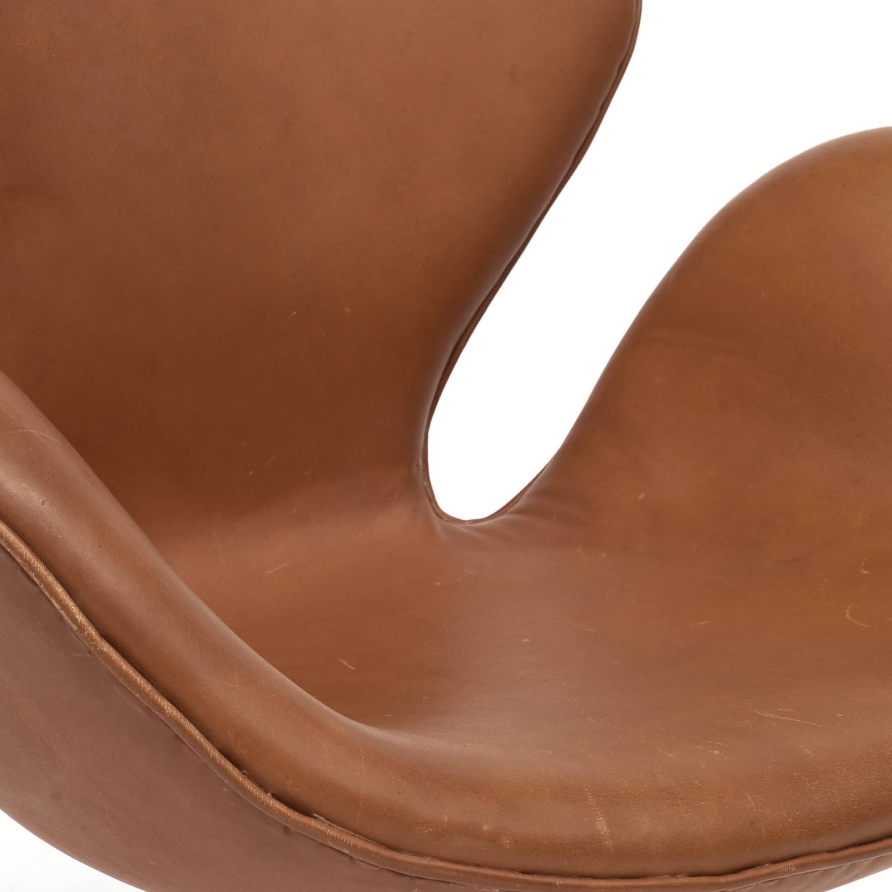 Svanen or Swan Chair by Arne Jacobsen In Good Condition In Kastrup, DK