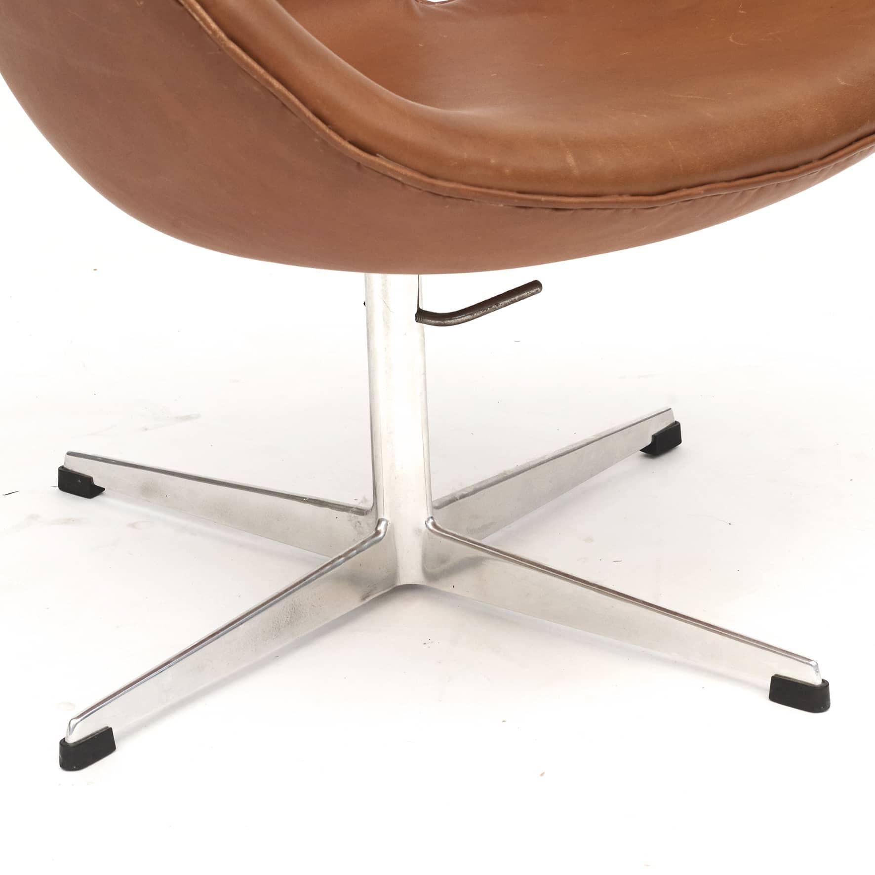 Svanen or Swan Chair by Arne Jacobsen 2