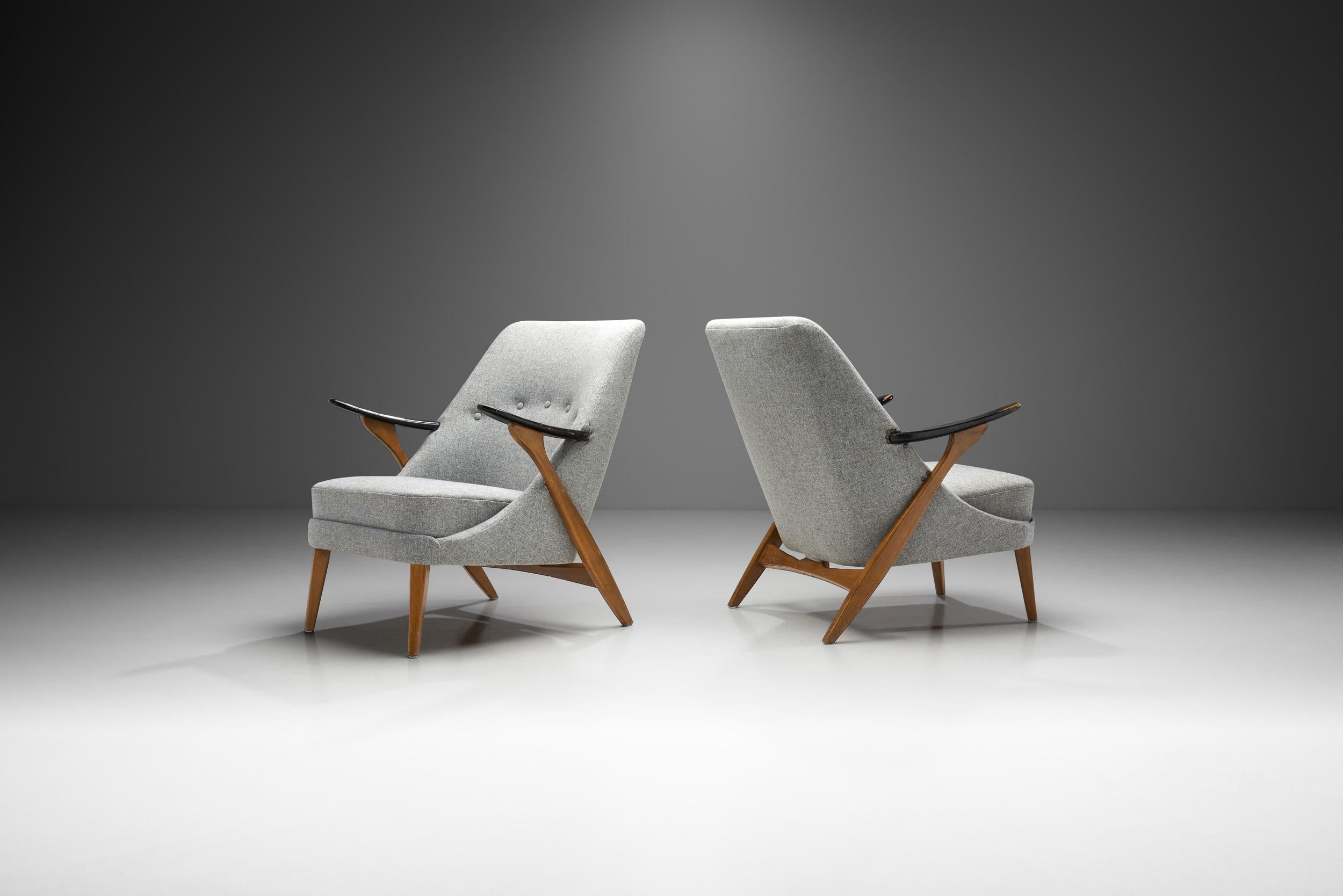 Dieses Paar spektakulärer Sessel des schwedischen Designers Svante Skogh ist ein eher seltenes Beispiel für das Repertoire des Innenarchitekten und Möbeldesigners. Mit ihrer kreativen und meisterhaft gefertigten Holzstruktur verdienen diese Stühle