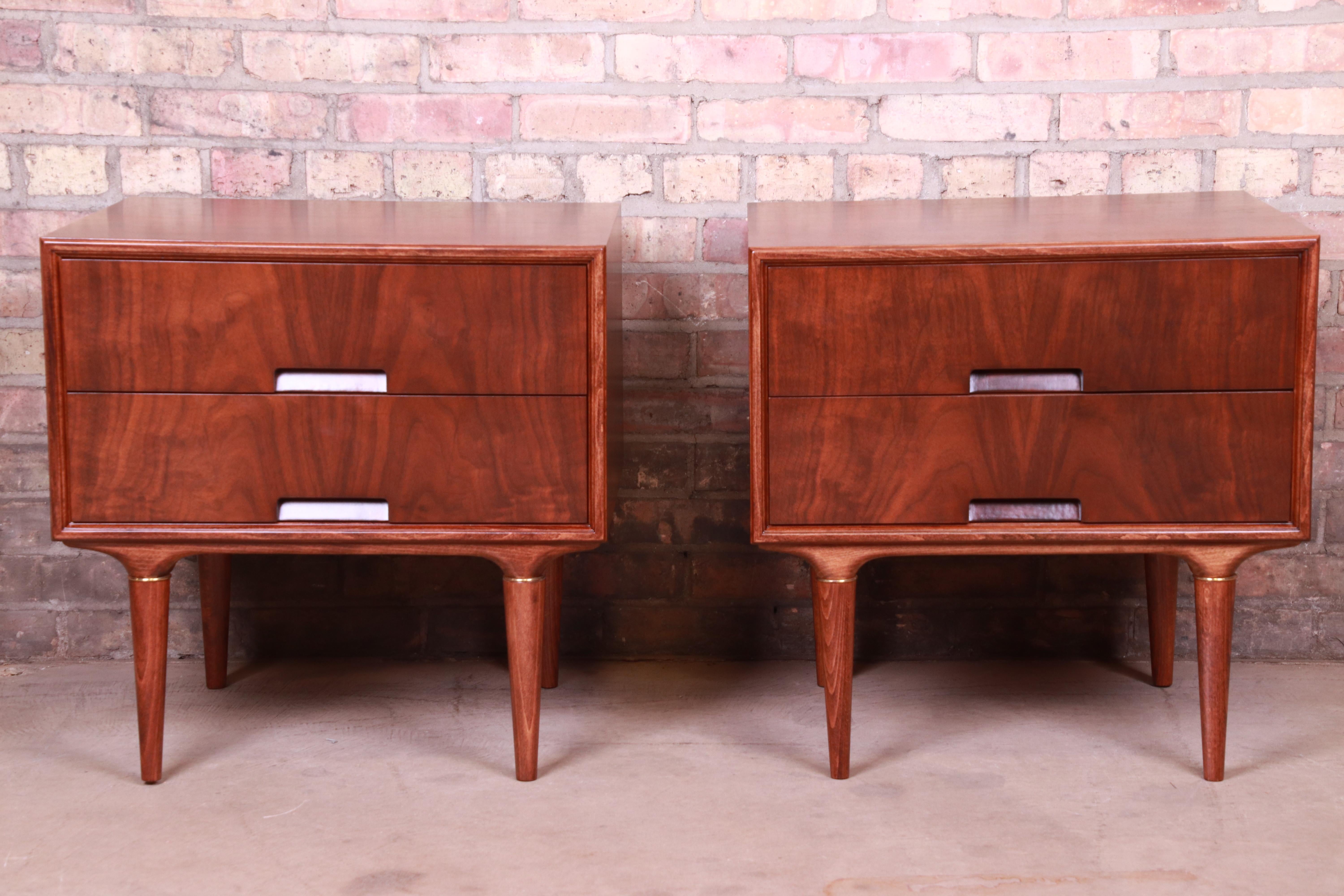 An exceptional pair of midcentury Swedish Modern nightstands

By Svante Skogh for Seffle Möbelfabrik

Sweden, 1950s

Bookmatched teak, with recessed pulls and brass accents.

Measures: 22.13