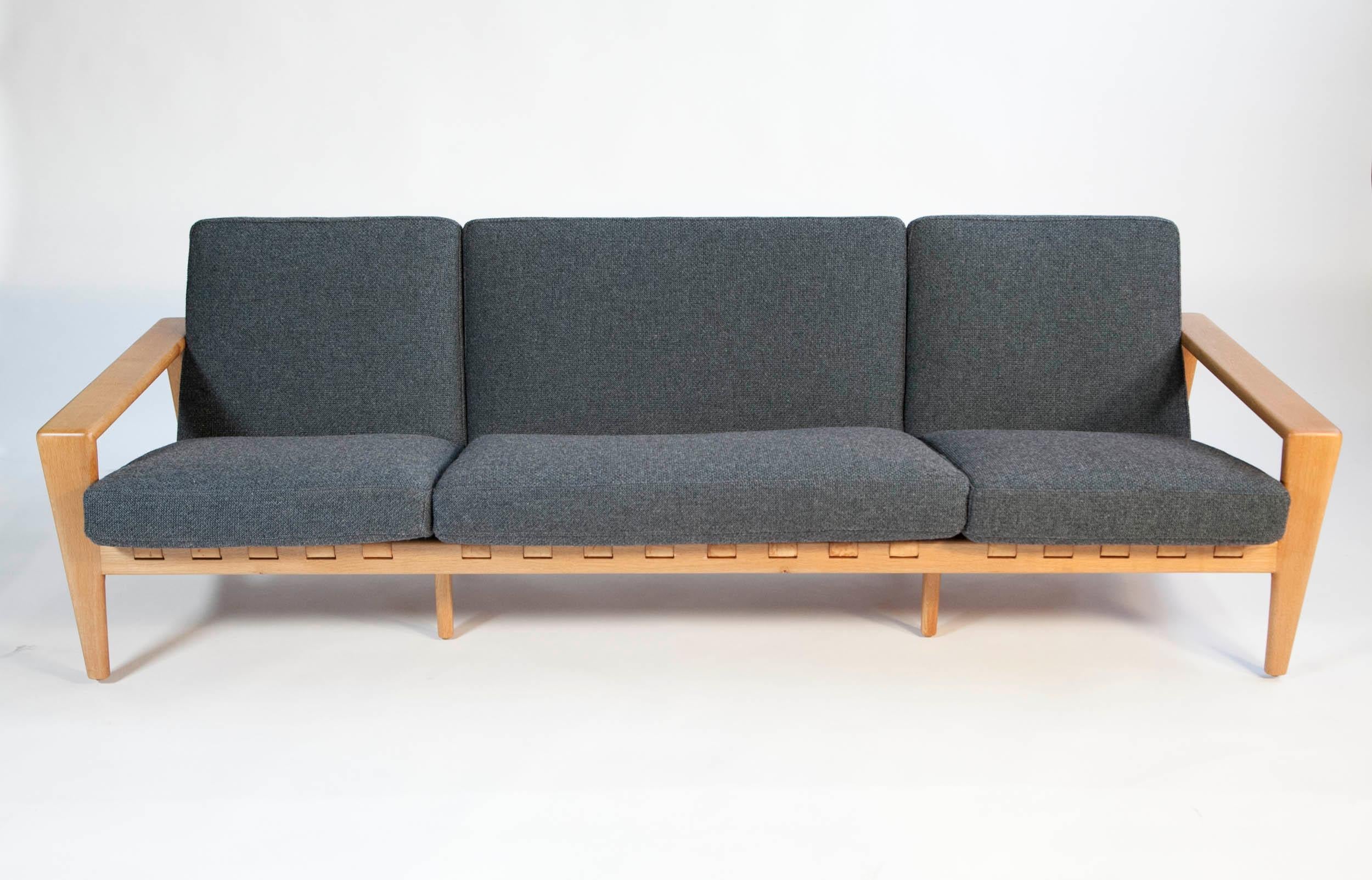 Svante Skogh four-seat Bodö sofa by Seffle Möbelfabrik in Sweden, 1960s

This rare four-seat Bodö sofa was designed by Svante Skogh and produced in Sweden by Seffle Möbelfabrik in the 1960s. With a solid oak frame that is bookended with cascading