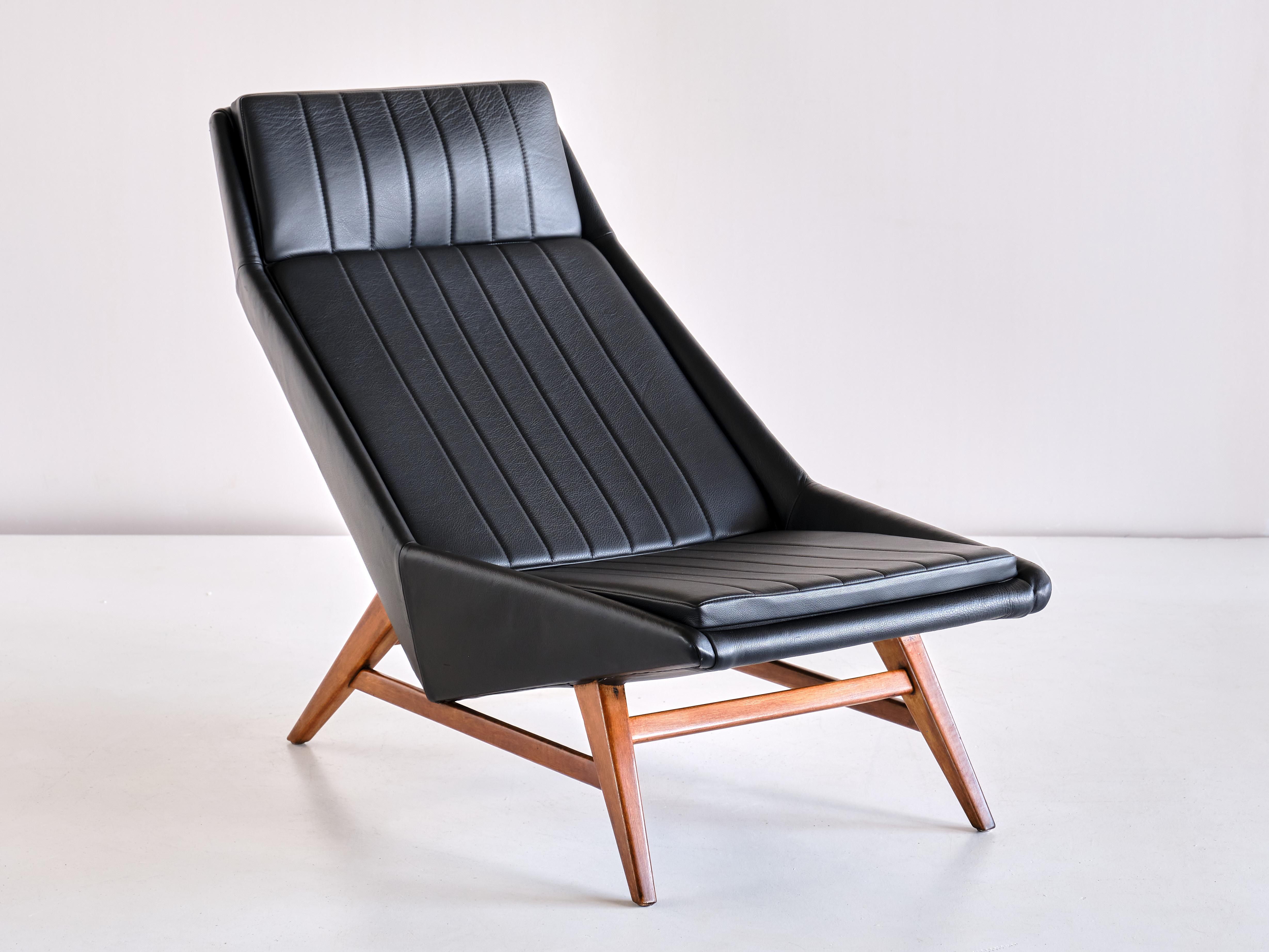 This extremely rare lounge chair was designed by Svante Skogh and produced by the manufacturer AB Hjertquist & Co in Nässjö, Sweden. This model -number 905- was designed by Skogh in 1955 and was produced for a very short period only. This particular