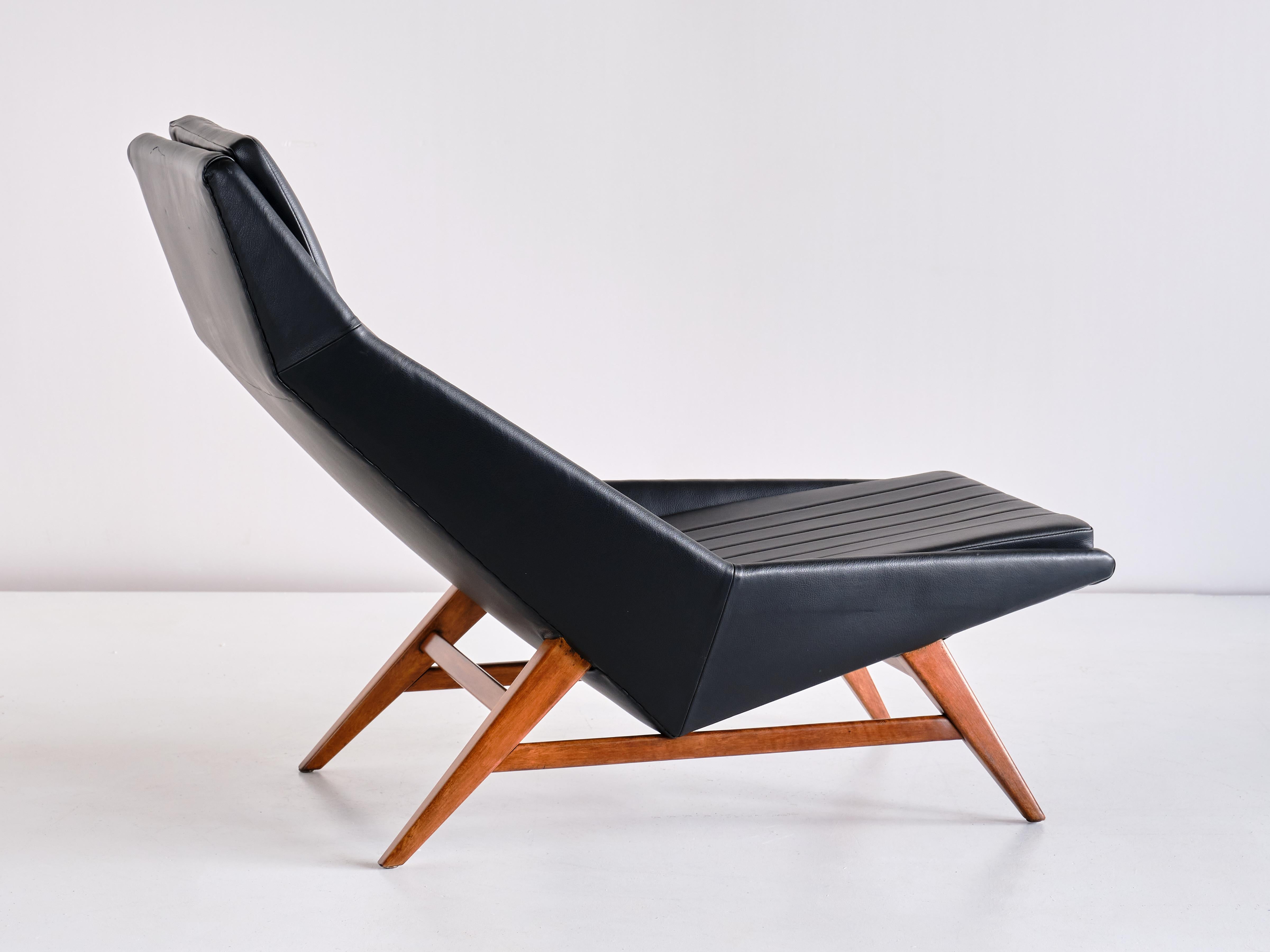 Scandinavian Modern Svante Skogh Lounge Chair in Leather and Beech, AB Hjertquist & Co, Sweden, 1955 For Sale