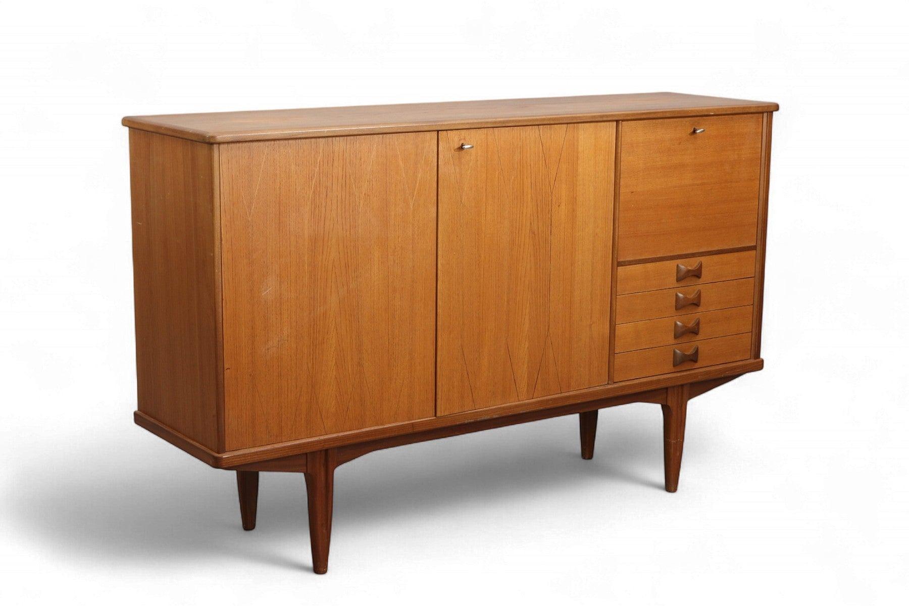 Origin: Sweden
Designer: Svante Skogh
Manufacturer: Abra Møbler
Era: 1960s
Materials: Teak
Measurements: 68.5″ wide x 17.75″ deep x 42.25″ tall