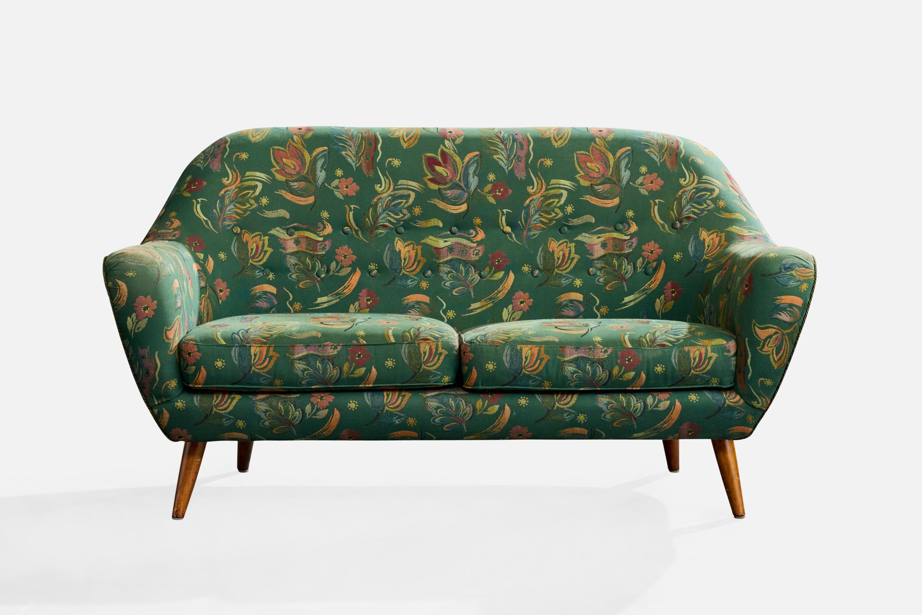 Sofá de tela verde con estampado floral y madera, modelo 