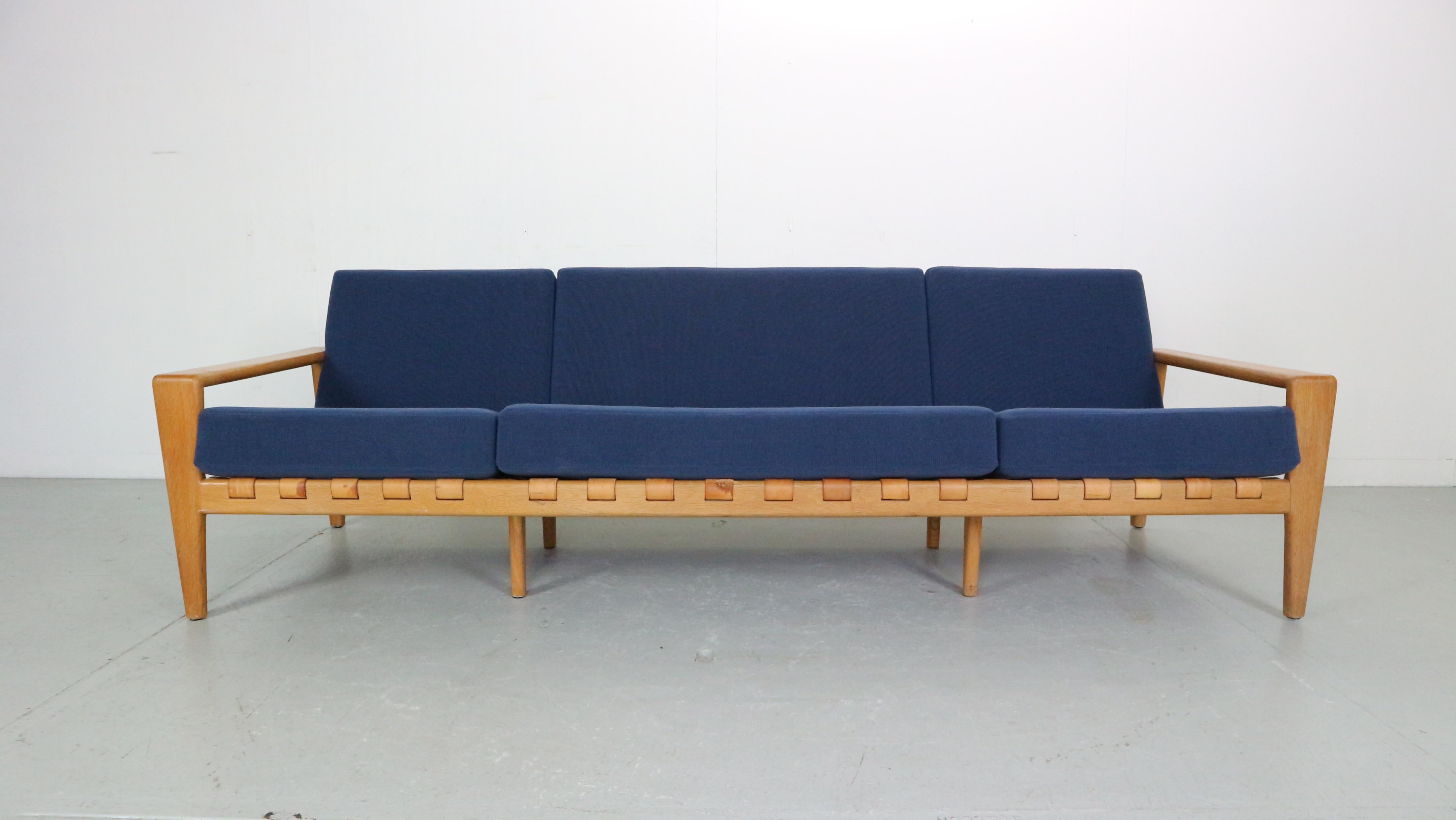Seltenes schwedisches Design-Sofa mit 3,5 Sitzplätzen aus Eiche, Modell Bodö. Entworfen von Svante Skogh für Säffle Möbler in den 1950er/60er Jahren. Dieses kultige Designerstück hat sechs lose Kissen, die mit neuem Schaumstoff für einen noch