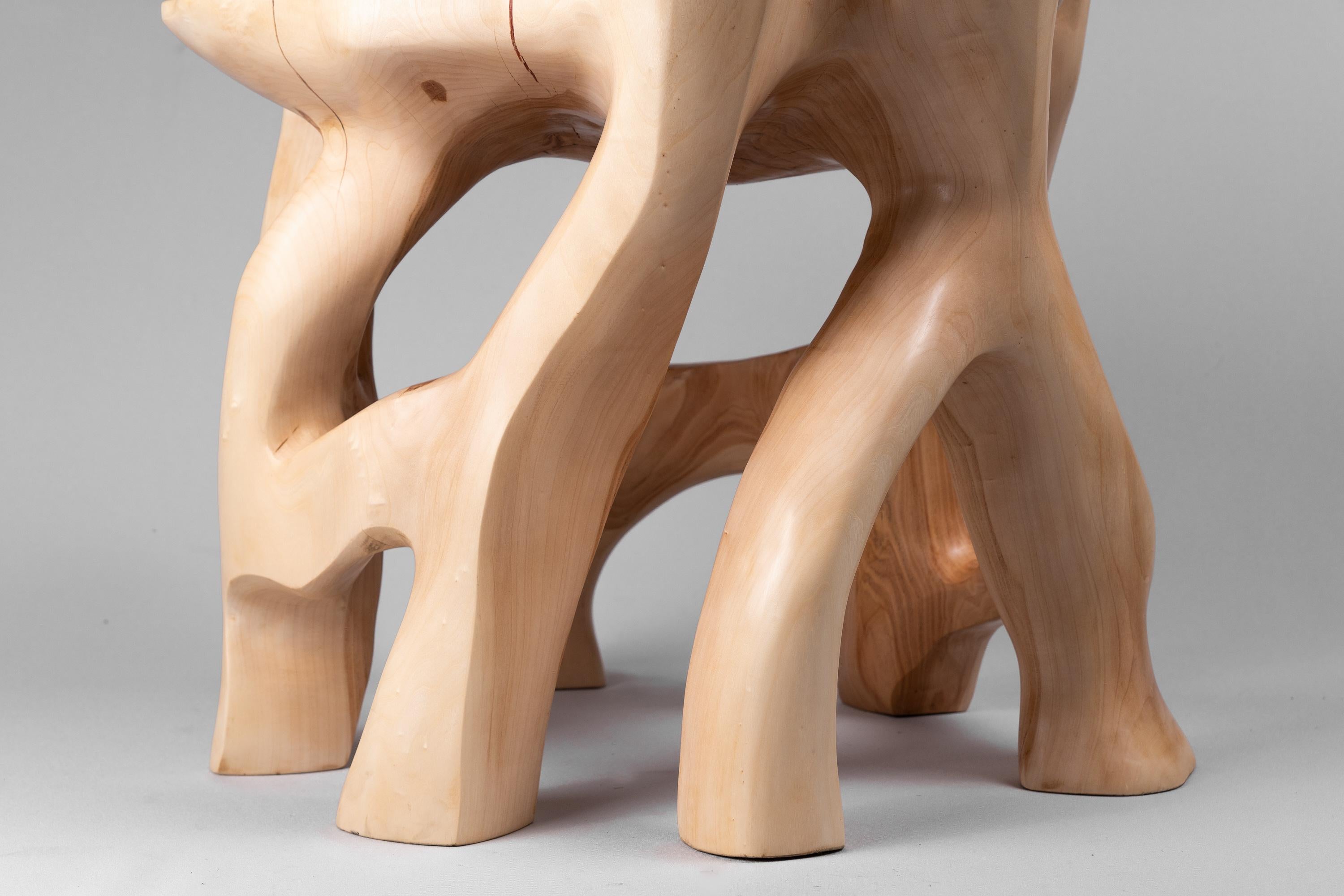 Svarun, Chaise en bois massif, sculptée dans une seule pièce de Wood, Logniture en vente 4