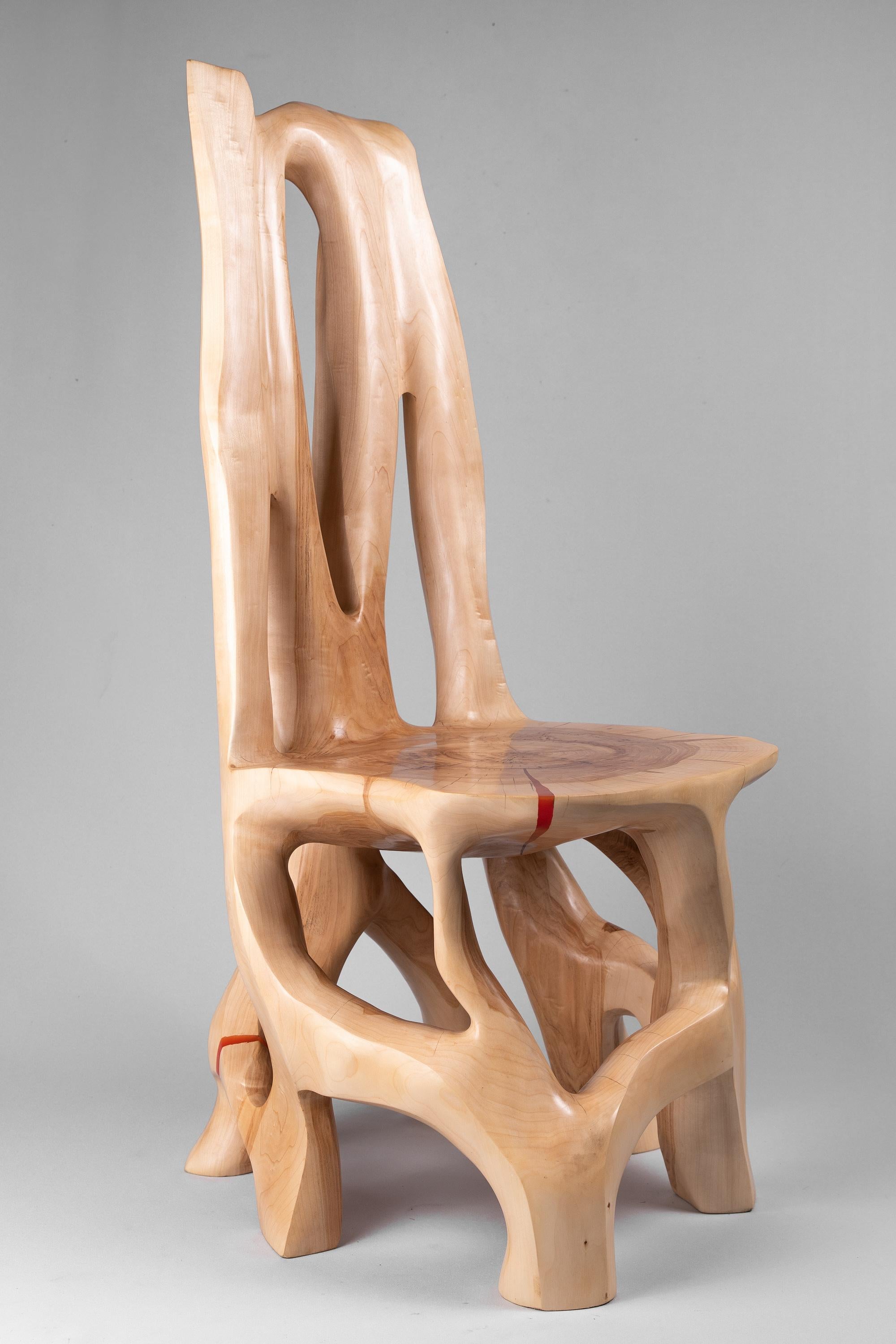 Svarun est une chaise et une sculpture taillée dans une seule pièce de bois. Svarun est le premier modèle réalisé par l'auteur, dont le nom représente la divinité slave responsable de la création du monde. C'est la source et l'inspiration qui ont
