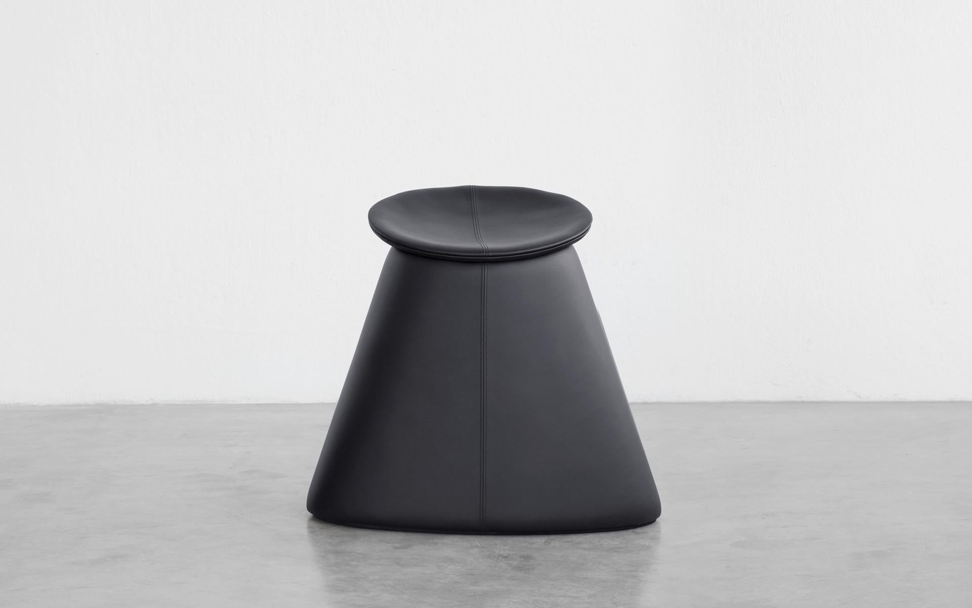 Sedia Svasato di Imperfettolab
Dimensioni: 73 x 49 x H. 61 cm
Materiali: Fibra di vetro, similpelle

Laboratorio Imperfetto
Chi siamo? Siamo una famiglia.
Verter Turroni, Emanuela Ravelli e i nostri figli Elia, Margherita ed Eusebio.
Tutti insieme,