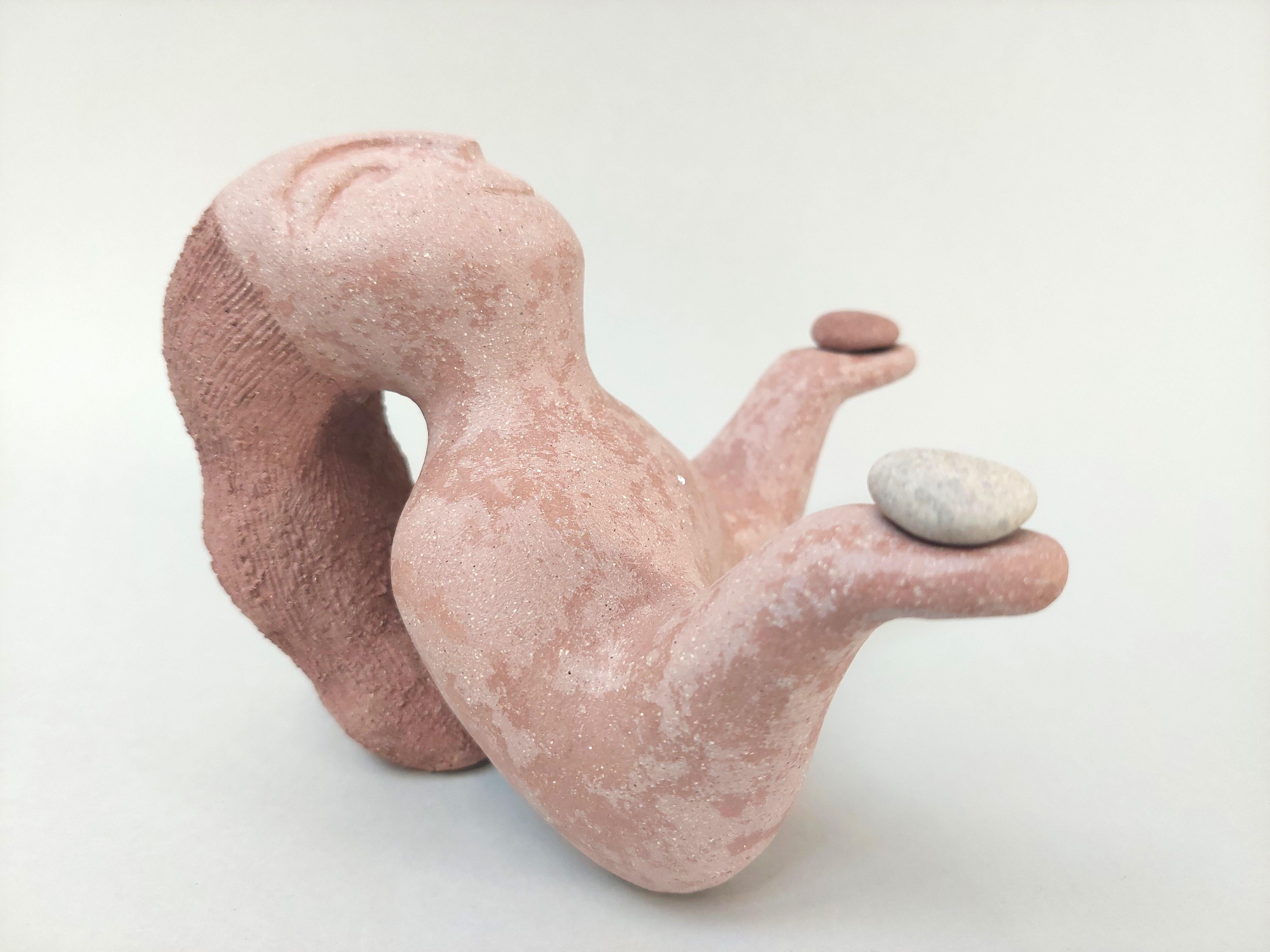 Keramik-Skulptur einer Frau im Inneren Ausgewogenen – Sculpture von Sve Gri