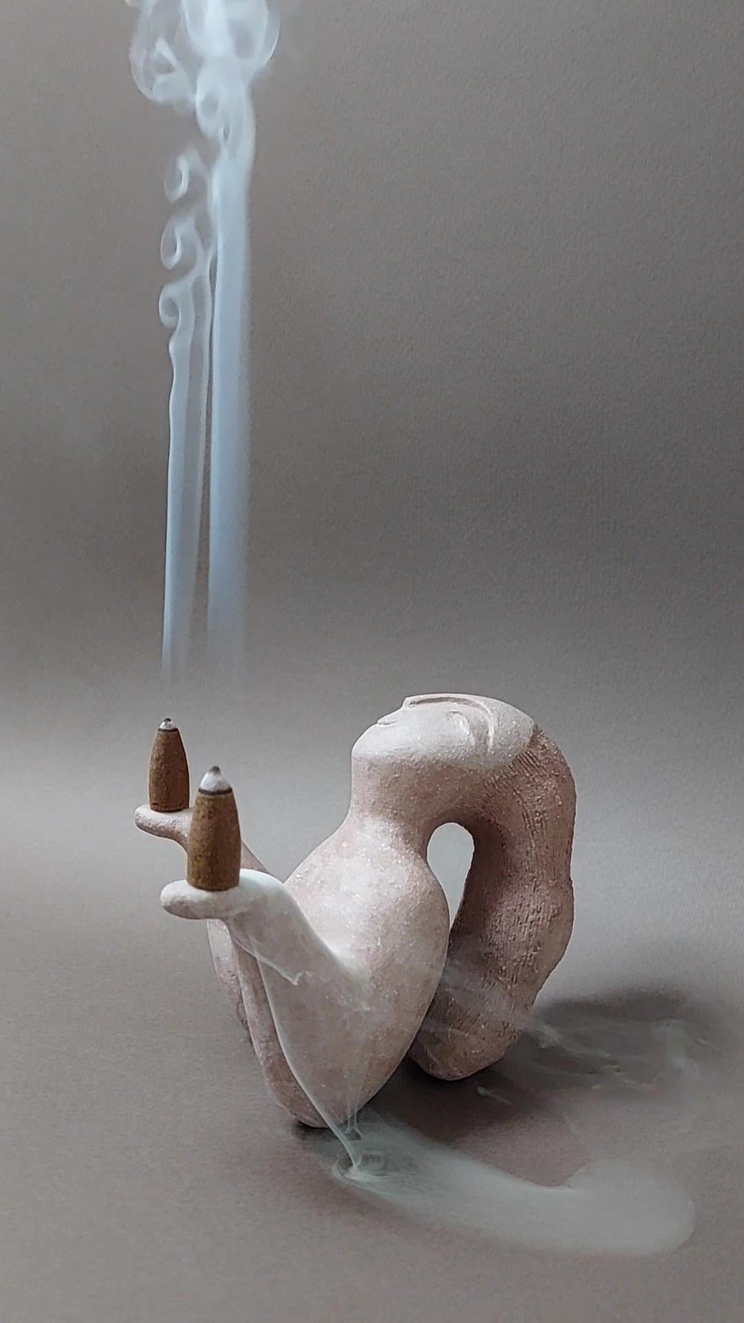 Sculpture en céramique d'une femme en équilibre intérieur en vente 1