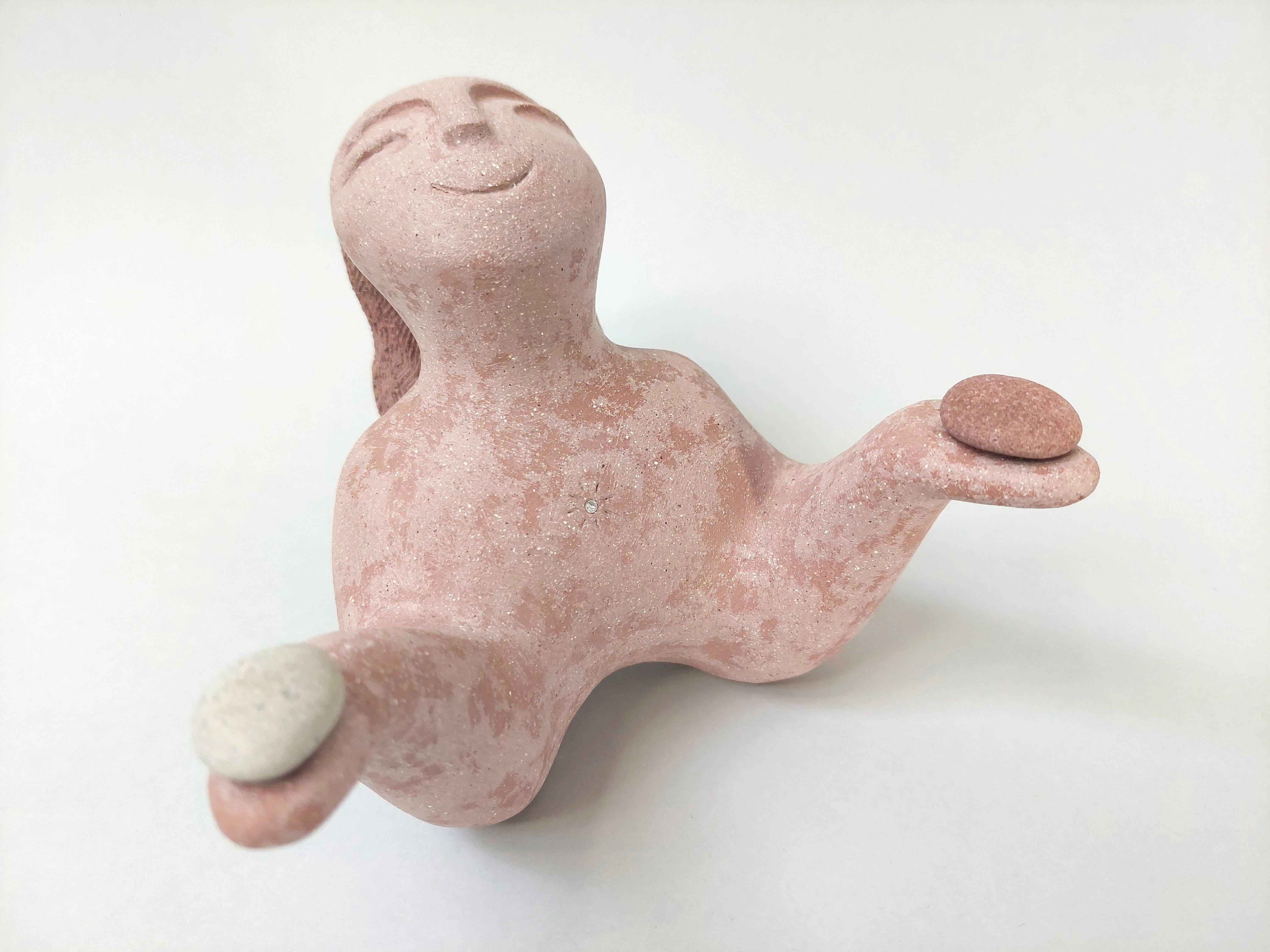 Figurative Sculpture Sve Gri - Sculpture en céramique d'une femme en équilibre intérieur
