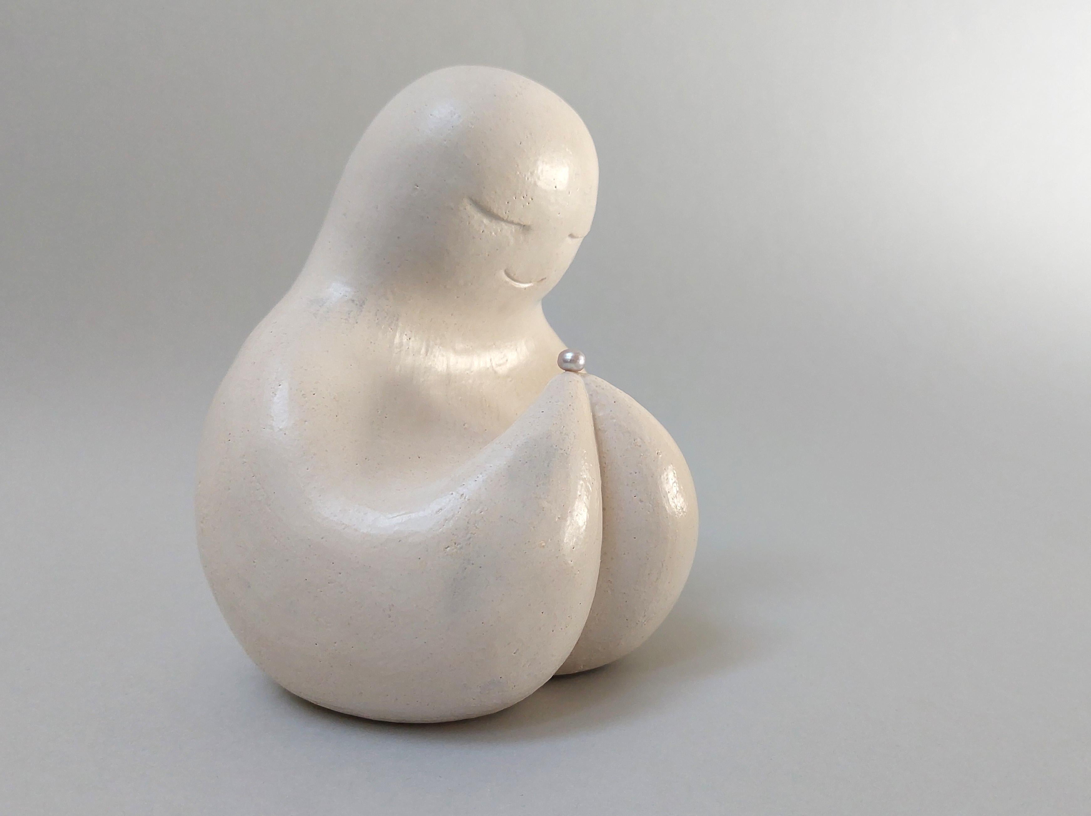 Sve Gri Figurative Sculpture - Figurative Ceramic Sculpture. Pearl.