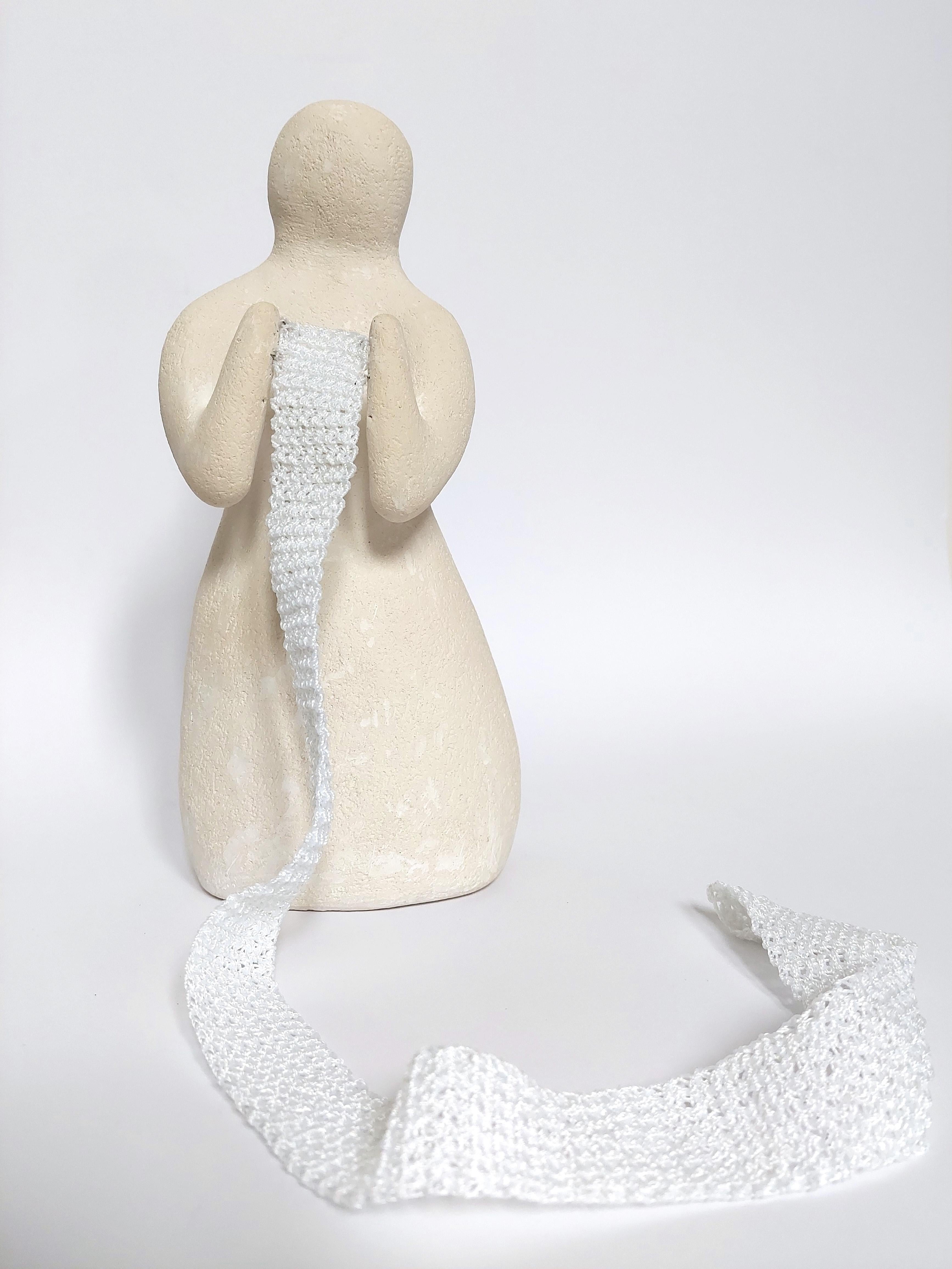 Figure of a woman. Ceramic sculpture with meaning. Feminine energy. White Way. - Sculpture by Sve Gri