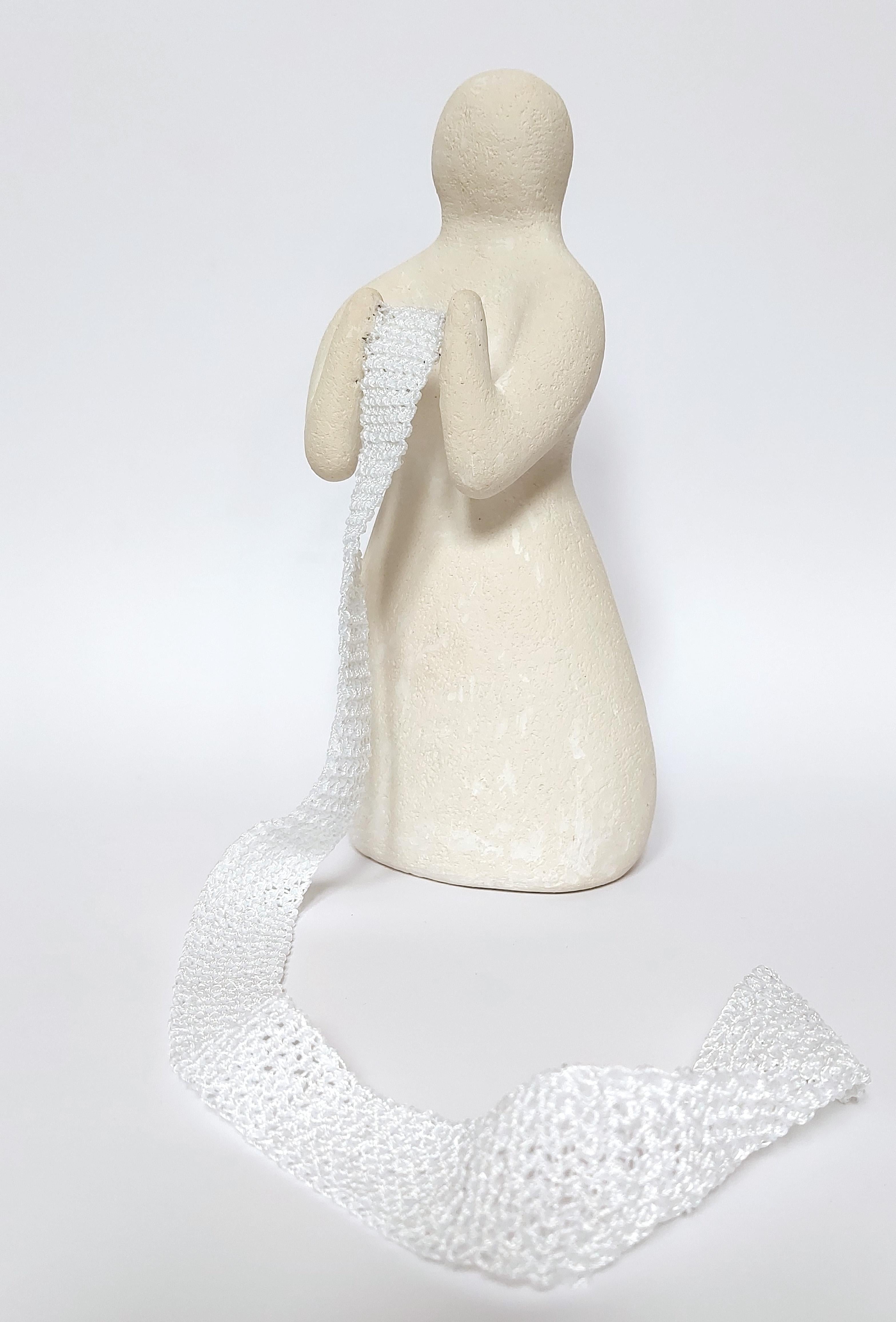 Figur einer Frau. Keramikskulptur mit Bedeutung. Weibliche Energie. Weißer Weg. (Moderne), Sculpture, von Sve Gri